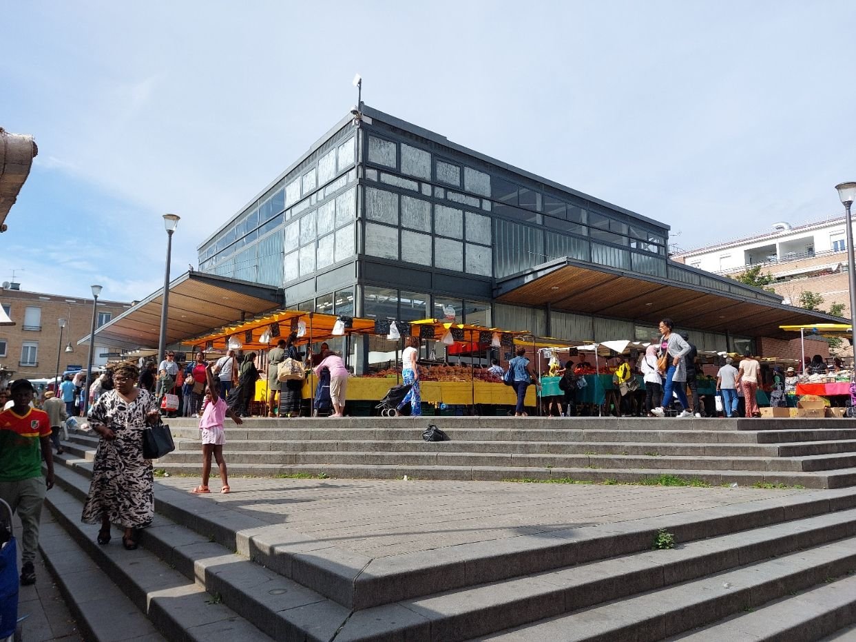 Le marché de Cergy-Saint-Christophe (Val-d'Oise) entre la place de l'Horloge et l'Axe majeur serait le 3e plus grand d'Île-de-France, selon la mairie. LP/Thibault Chaffotte