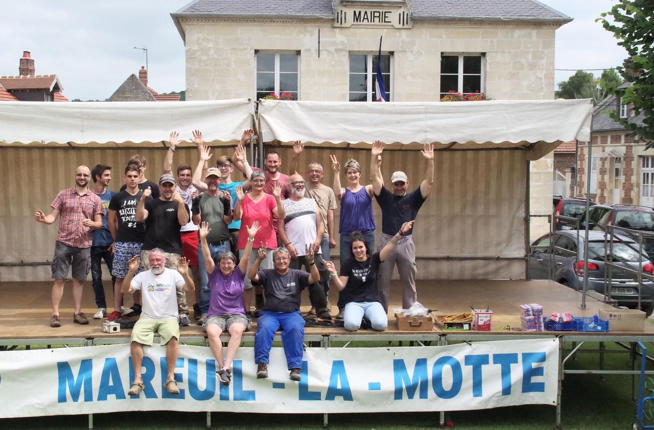 <b></b> Mareuil-la-Motte, mercredi. Depuis mardi, une soixantaine de bénévoles se relaient sur la place du village pour installer les deux scènes et les tentes.