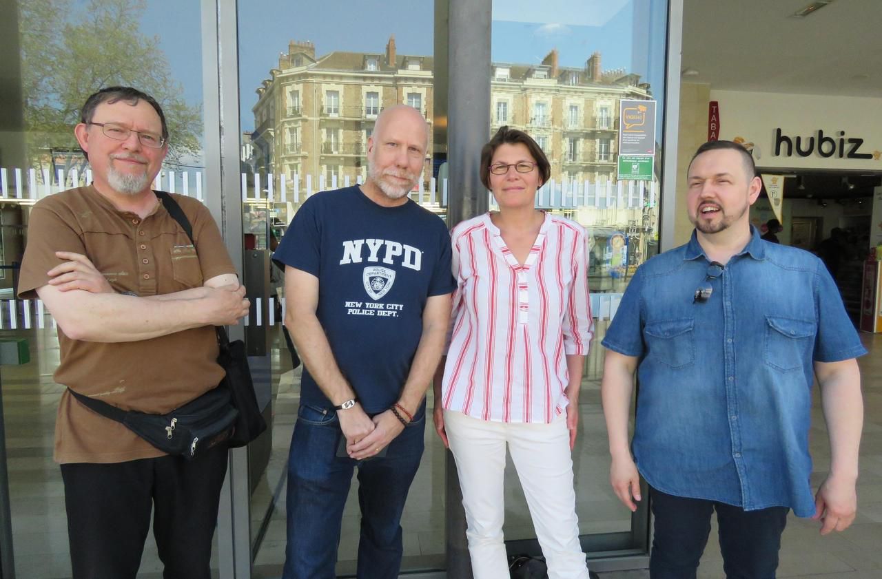 <b></b> Melun, vendredi. Aude Luquet, la députée MoDem, a rencontré un représentant de la SNCF avec des usagers pour évoquer les problèmes de la ligne R à la gare.