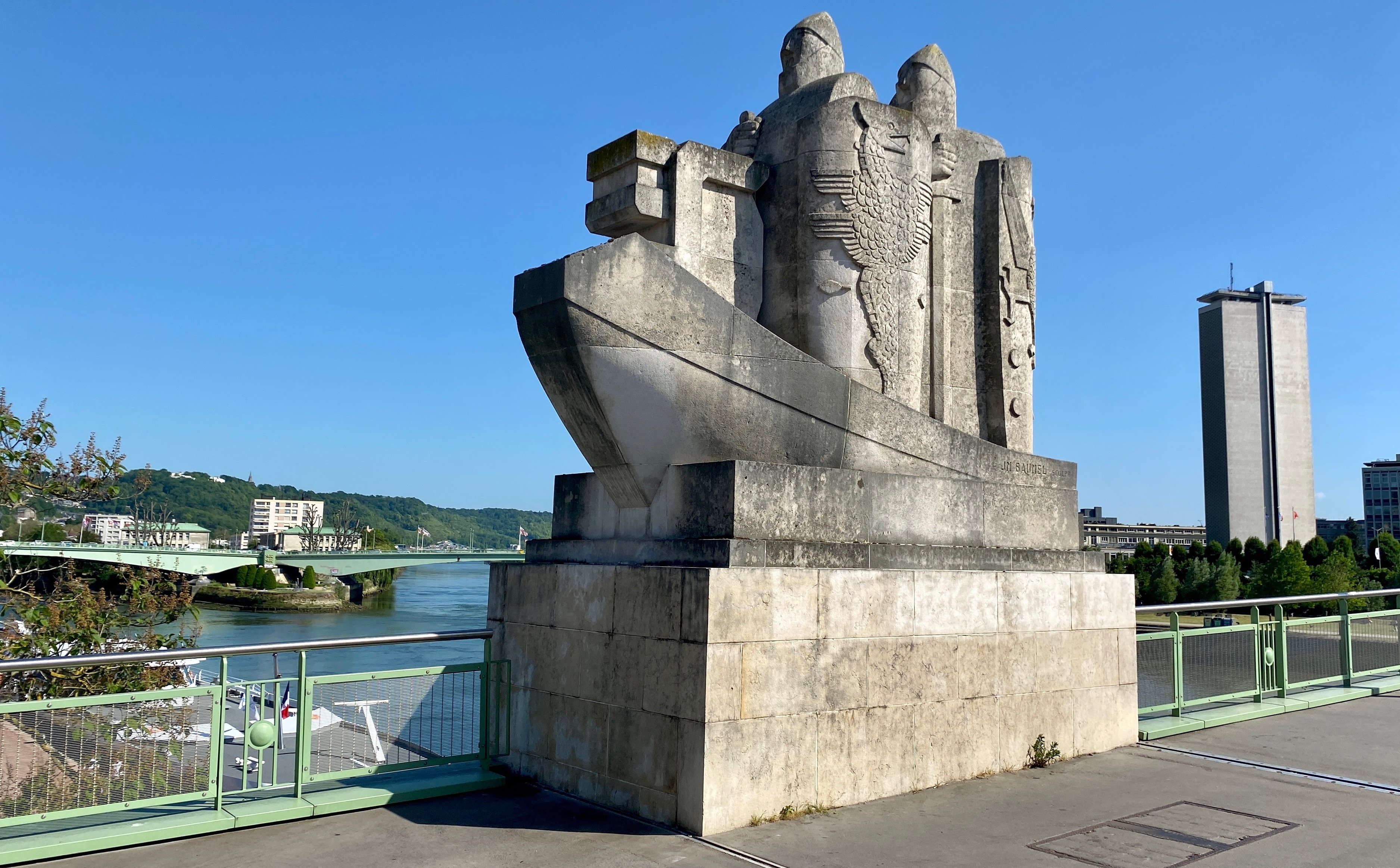 Le parcours consacré aux Vikings à Rouen débute sur le pont Boieldieu, notamment pour évoquer leur arrivée par la Seine, mais aussi pour découvrir ces représentations massives situées de chaque côté de l'ouvrage. LP/ Laurent Derouet