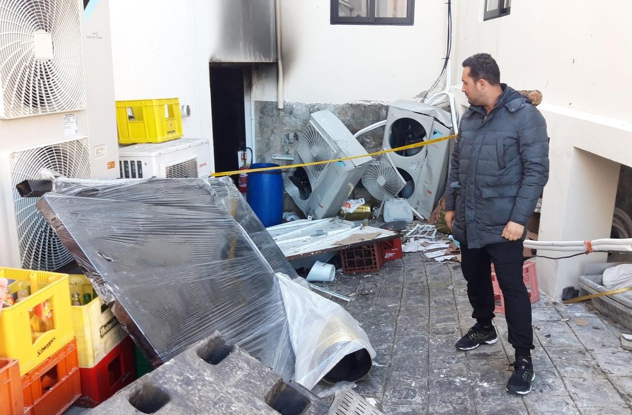 <b></b> Goussainville, ce lundi. Mehmet, le gérant du restaurant Anamour, constate les dégâts devant l’entrée du sous-sol, qui a subi les plus gros dommages.