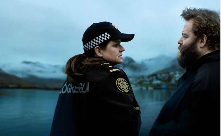 «Entrapped», formidable suite d’une série policière islandaise culte «Trapped», avec un policier hors norme, Andri (Olafur Darri Olaffson à droite) et sa coéquipière Inrika ( Ilmur Kristjansdottir). Netflix