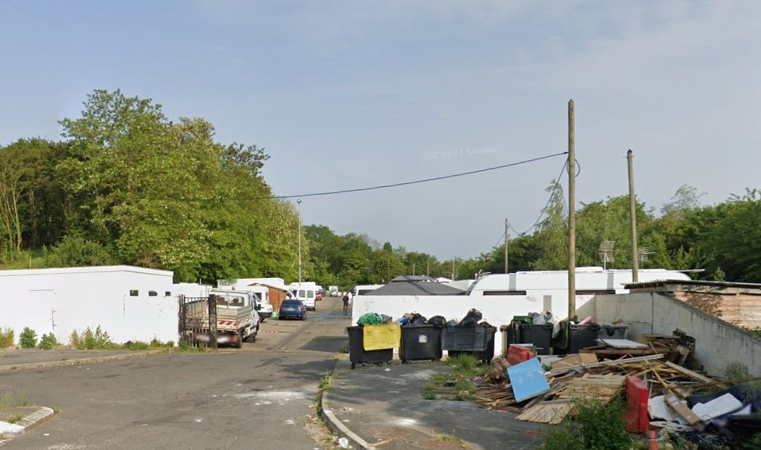 La famille de la victime habite dans ce camp de gens du voyage à proximité de l'autoroute A15. Les faits se sont déroulés dans un autre camp à quelques mètres de là, à Osny (Val-d'Oise). Google Street View