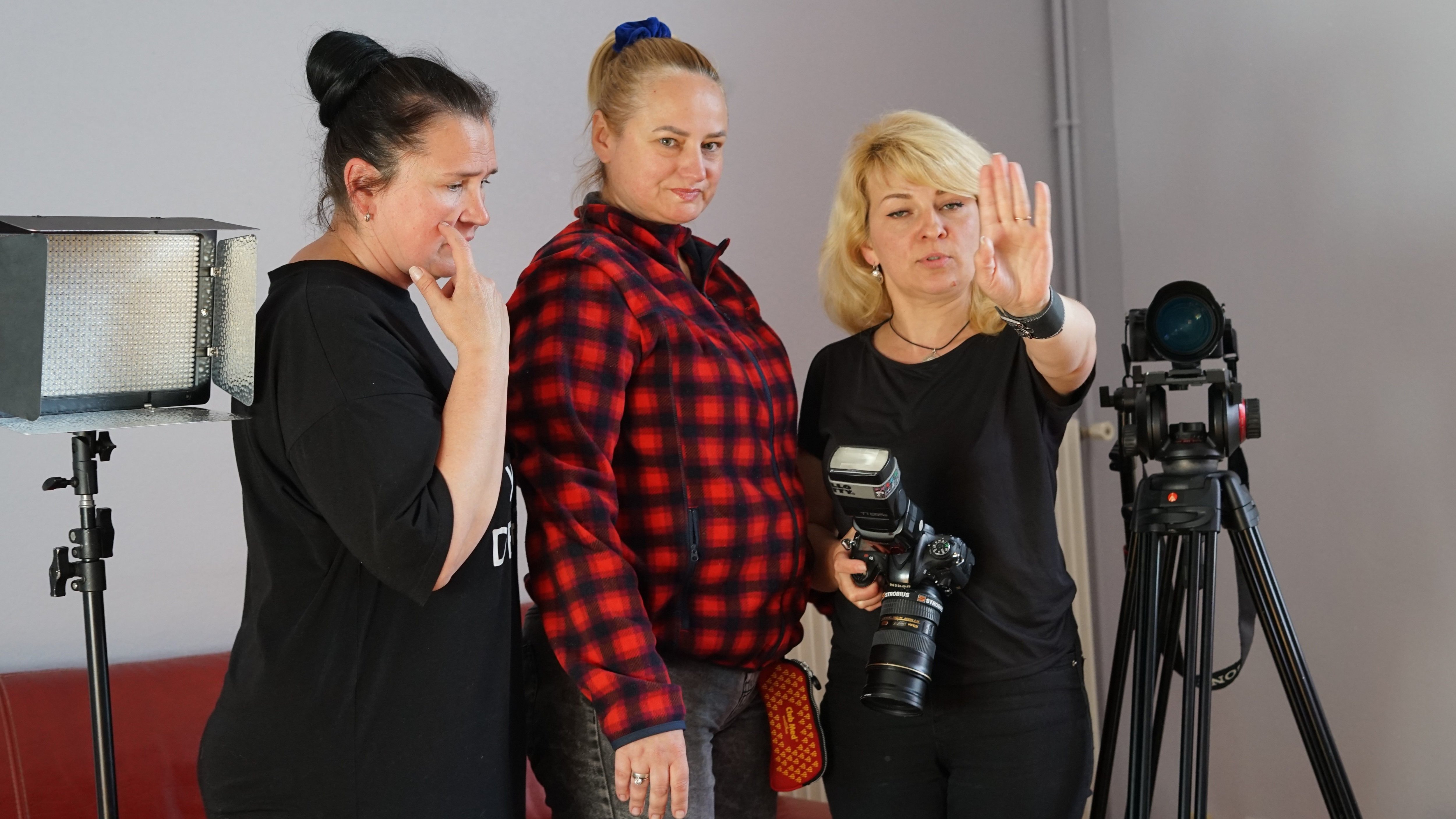 Ce samedi 7 mai 2022, à Fontenay-Trésigny : Tania Suchkova Ladik (au centre), dirigeante de l'agence de production ukrainienne Atasov Film Travel, entourée de ses collègues, Julia Ladik (à droite) et Tatyana Scherbak (à gauche). LP/Maxime François