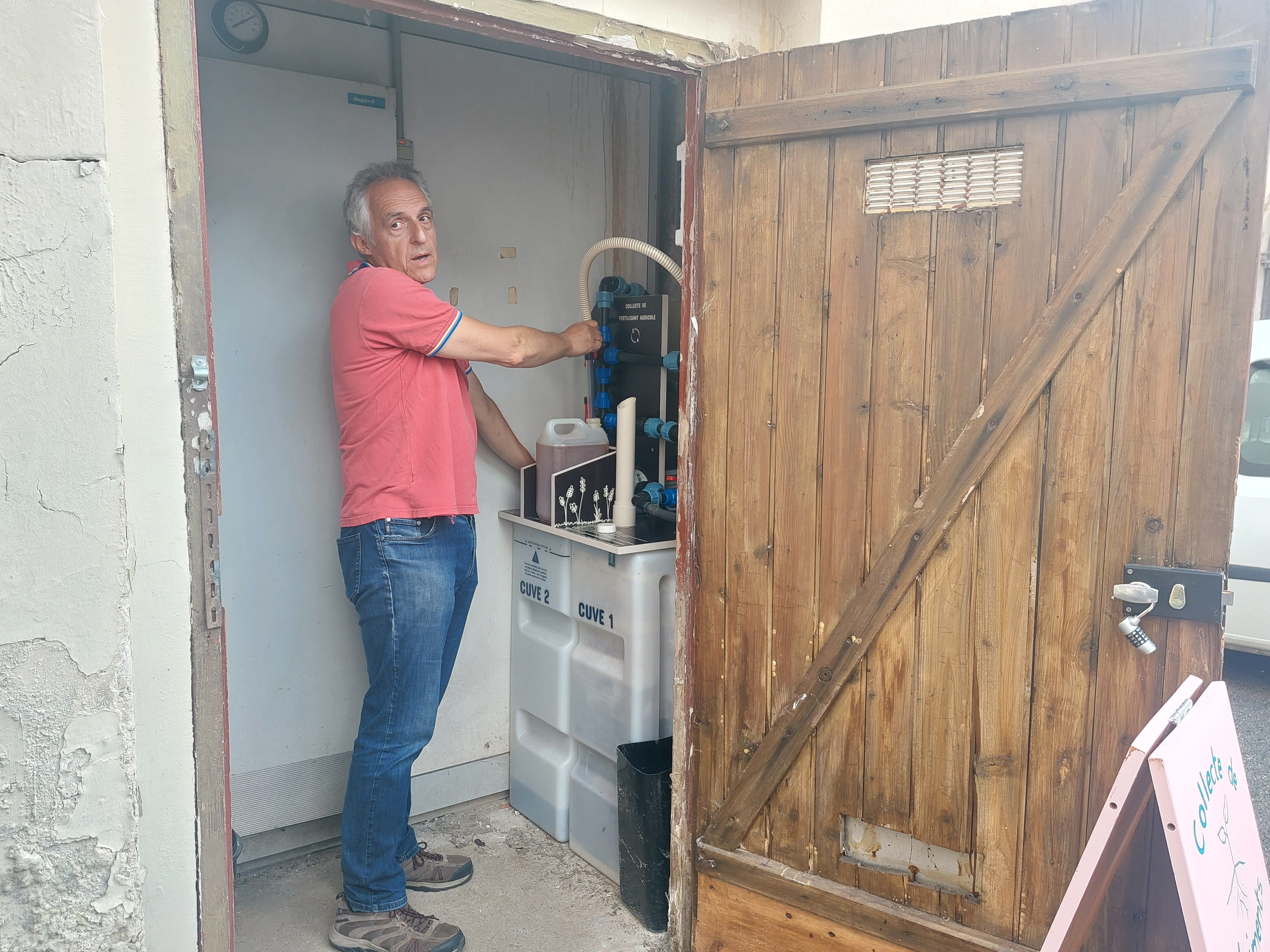 Châtillon, le 18 septembre. Bruno, de l'Amap des Radis actifs, recycle ses urines. Une pompe permet de les transvaser proprement de son bidon à une cuve. LP/Olivier Bureau