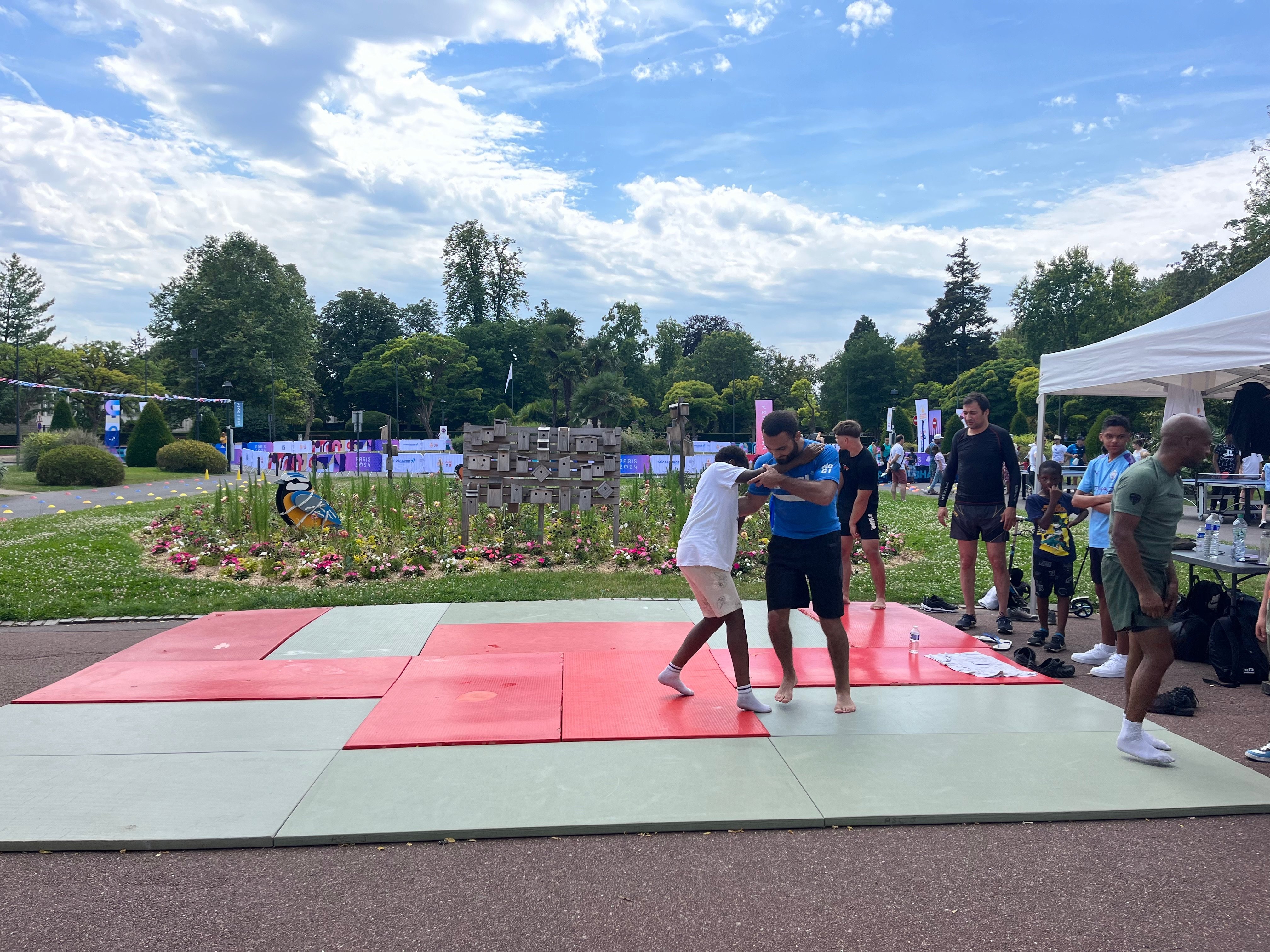 Chelles, 20 juillet. Dans la zone 5, la plus grande, le jujitsu côtoie le tir à l'arc et le ping-pong. LP/Orianne Gendreau