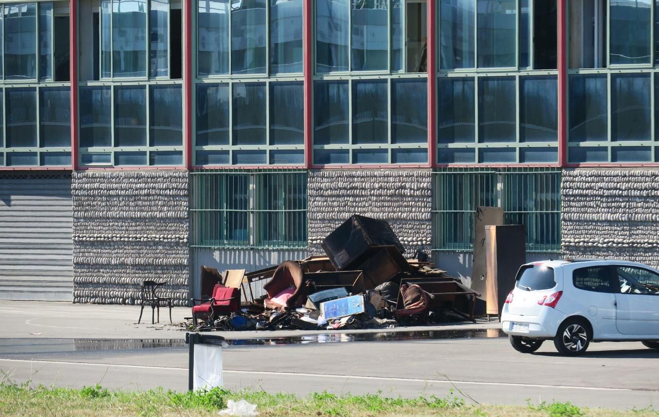 <b></b> Villeneuve-le-Roi, ce dimanche. Des détritus de l’incendie survenu samedi soir au lycée Georges-Brassens jonchent le sol.