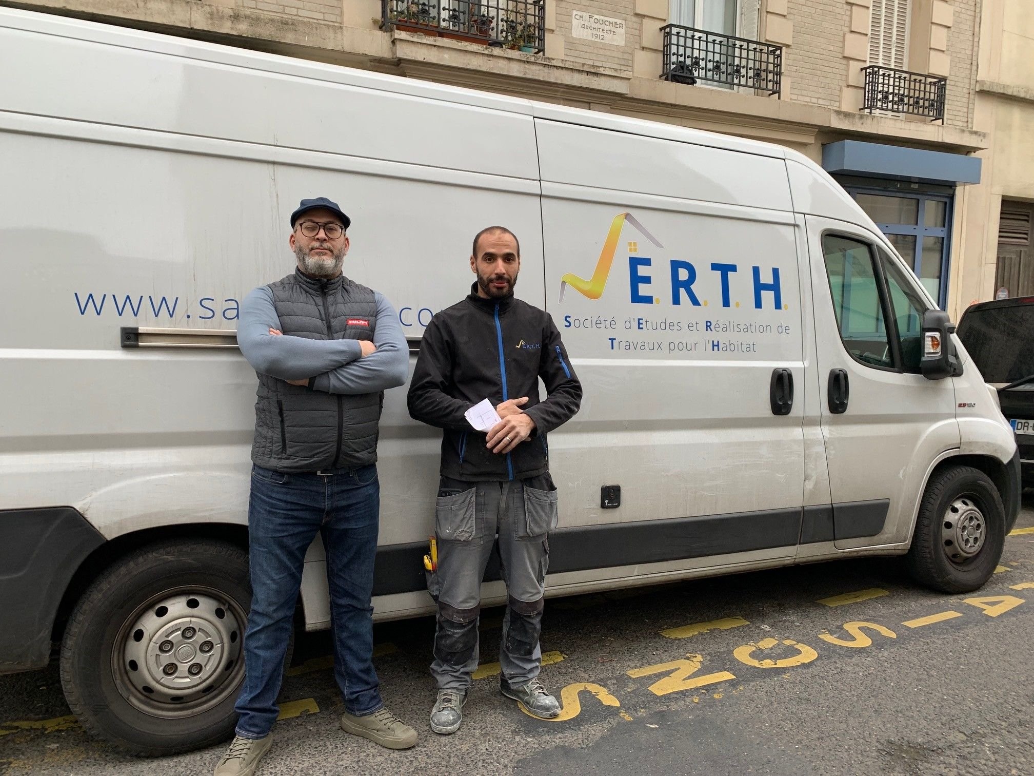 Paris (XIXe), le 23 février. Farid Ali Cherif, dirigeant d'une société spécialisée dans le bâtiment, ici avec l'un de ses ouvriers. Avec l'interdiction annoncée de circulation à partir du 1er juillet des véhicules Crit'Air 3 dans le périmètre de la ZFE, l'entreprise devrait en principe changer trois de ses véhicules. LP/Marie Scagni