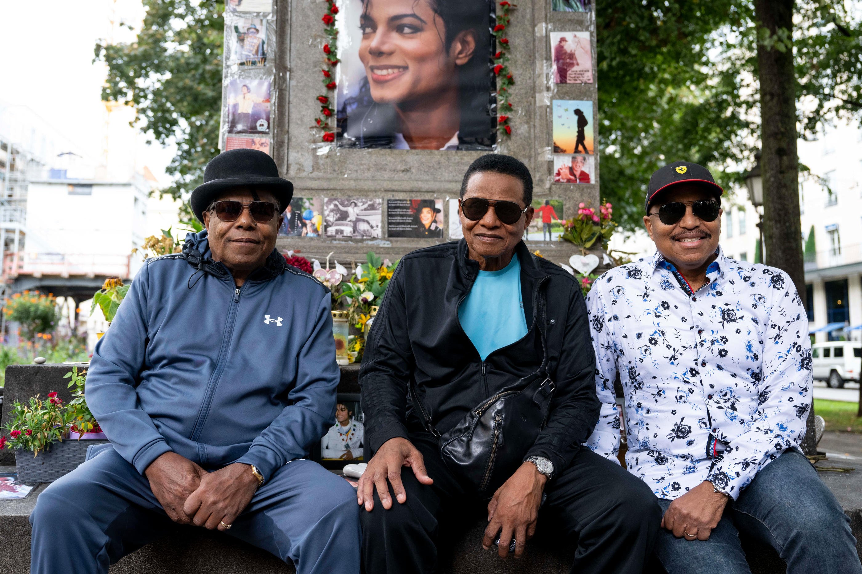 Tito Jackson, à gauche, aux côtés de ses frères Jackie et Marlon, devant une photo de Michael Jackson. Tito Jackson s'est éteint à l'âge de 70 ans (Illustration) Lennart Preiss/dpa