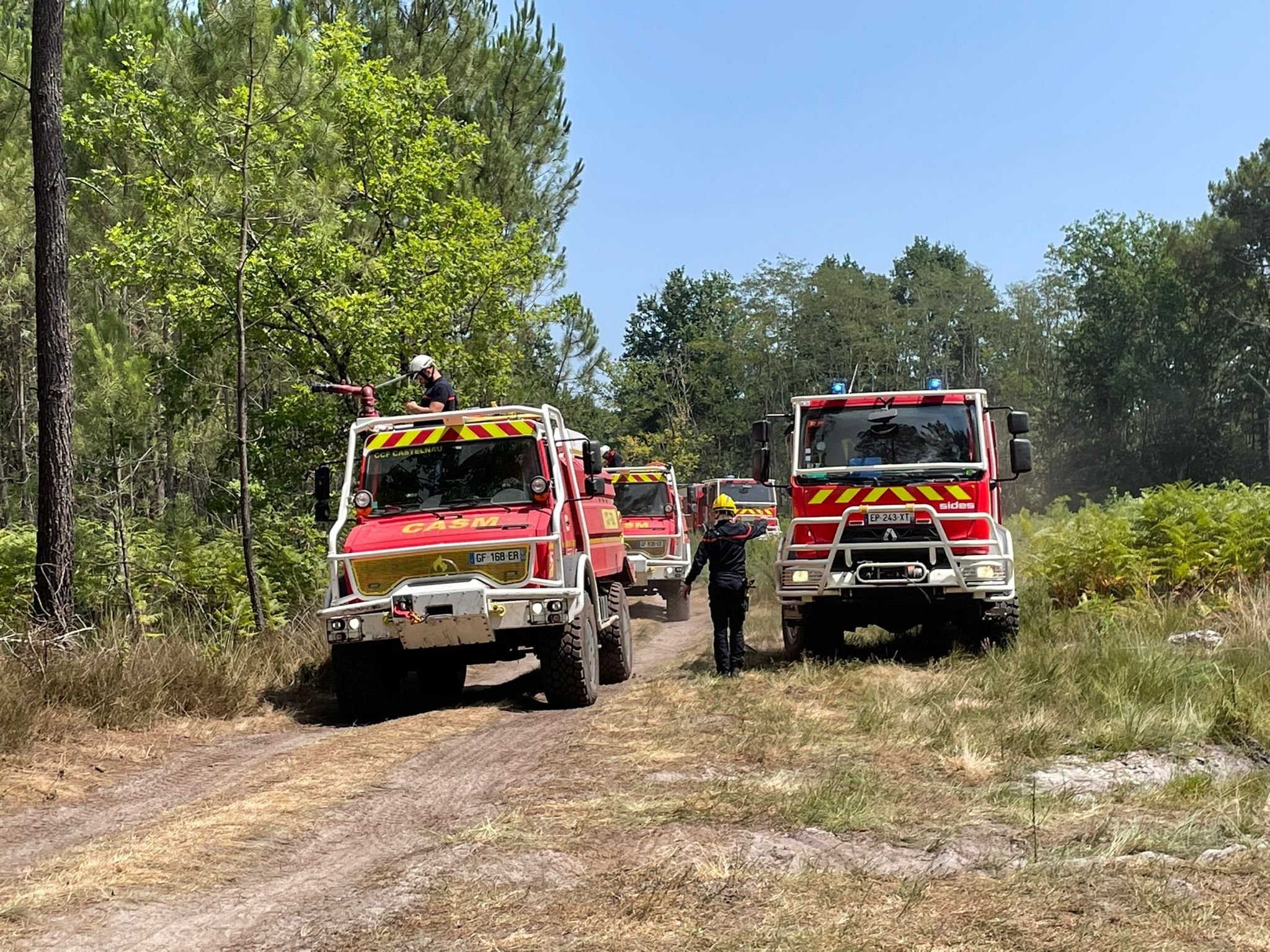 Cabanac-et-Villagrains (Gironde), ce lundi. Les pompiers seine-et-marnais sont mobilisés sur l’incendie de Landiras. Sdis 77