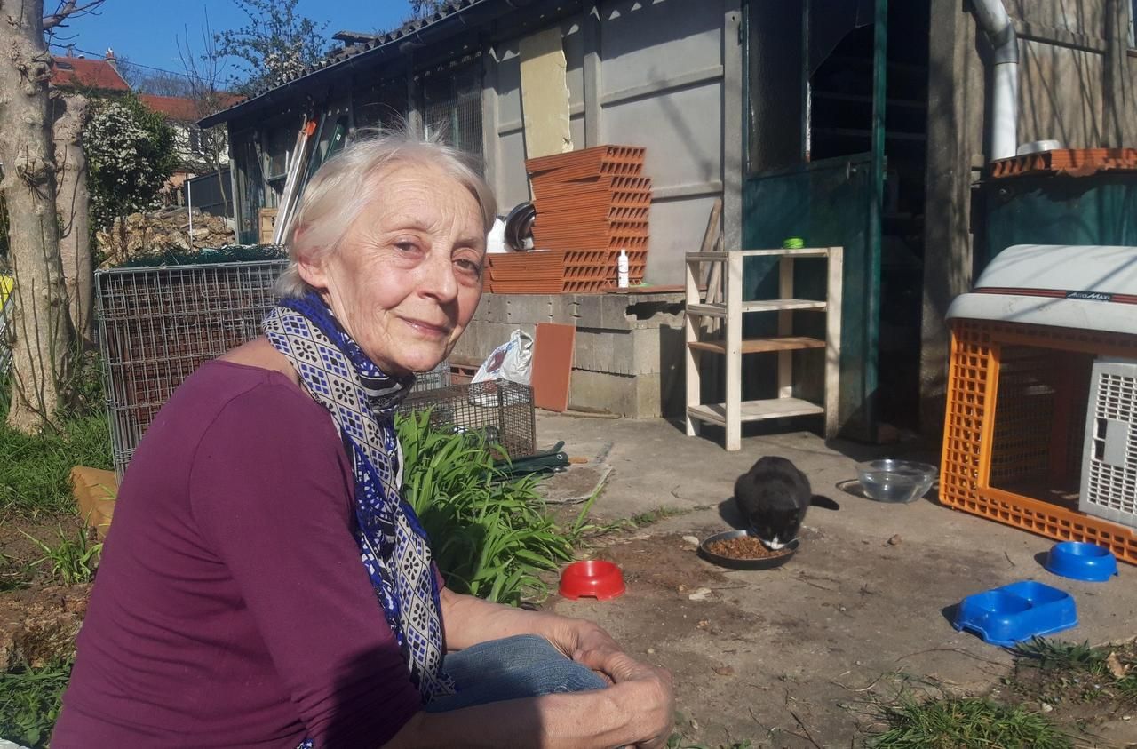<b></b> Soisy-sur-Seine (Essonne), le 31 mars. Chantal, 71 ans, ici dans son jardin, nourrit toujours les chats qui reviennent chez elle depuis l'incendie de sa maison.