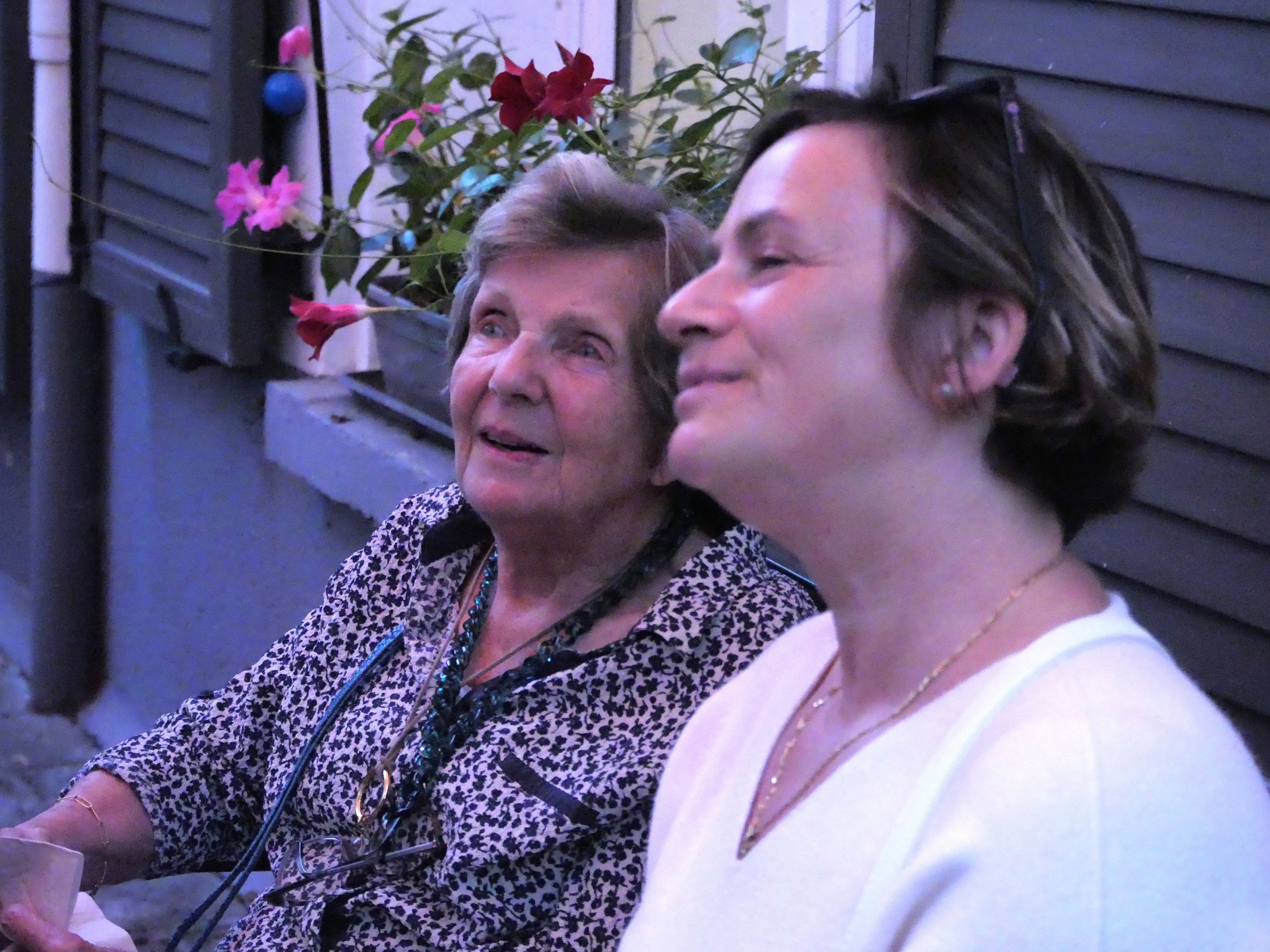 Fontainebleau (Seine-et-Marne), le 13 octobre. Denise, 98 ans est la doyenne de la Maison du bien vieillir à Fontainebleau. Elle est accompagnée d'Eva, son aide soignante. LP/Cécilia Leriche
