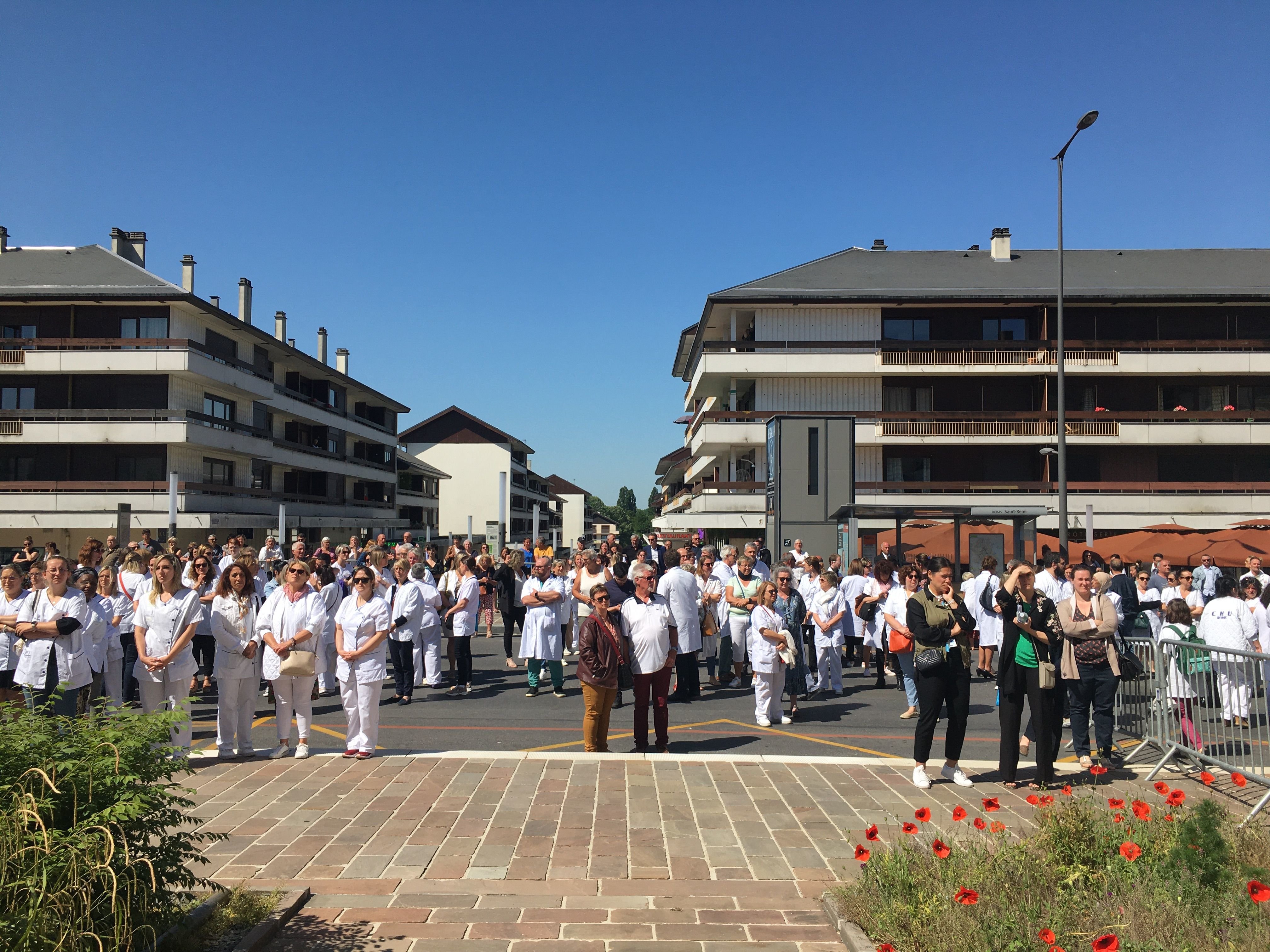 Les blouses blanches se sont massées sur le parvis de la basilique Saint-Rémi, à Reims, pour un dernier salut à leur collègue décédée. LP/Maire Blanchardon