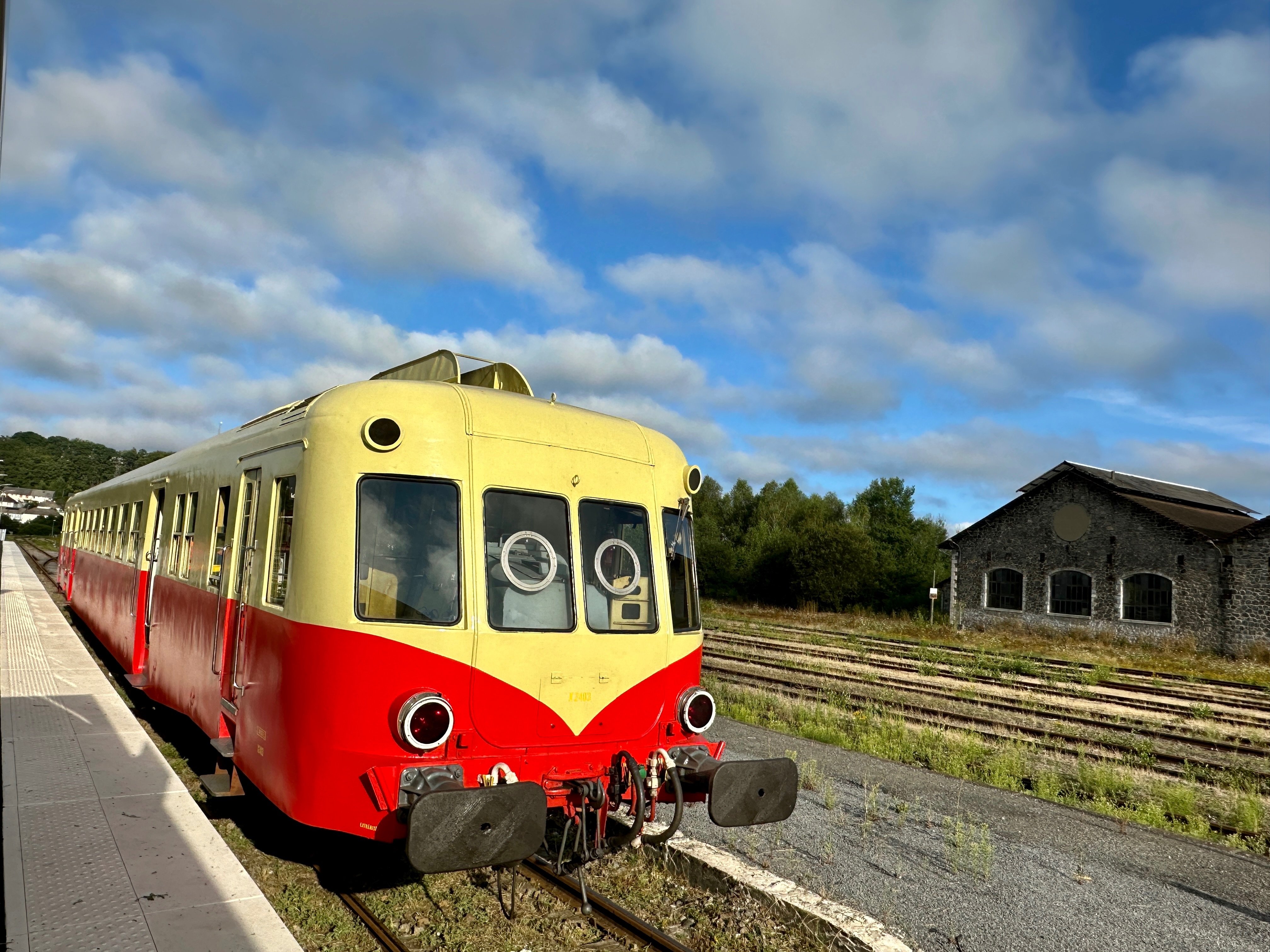 L’autorail X2403, datant des années 1950, à l'arrêt en gare d'Ussel. LP/Alix Vermande