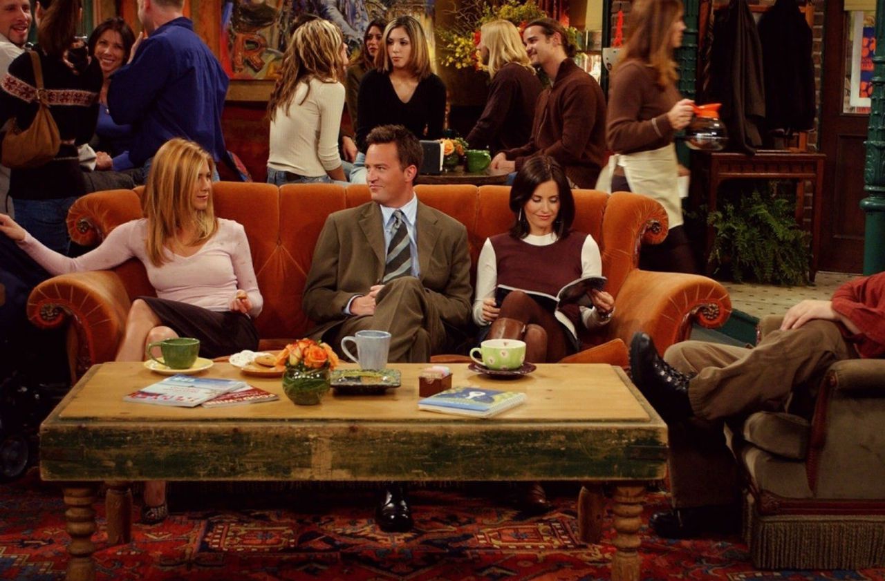 Rachel, Chandler et Monica au café Central Perk, lieu culte de la série Friends. Warner Bros