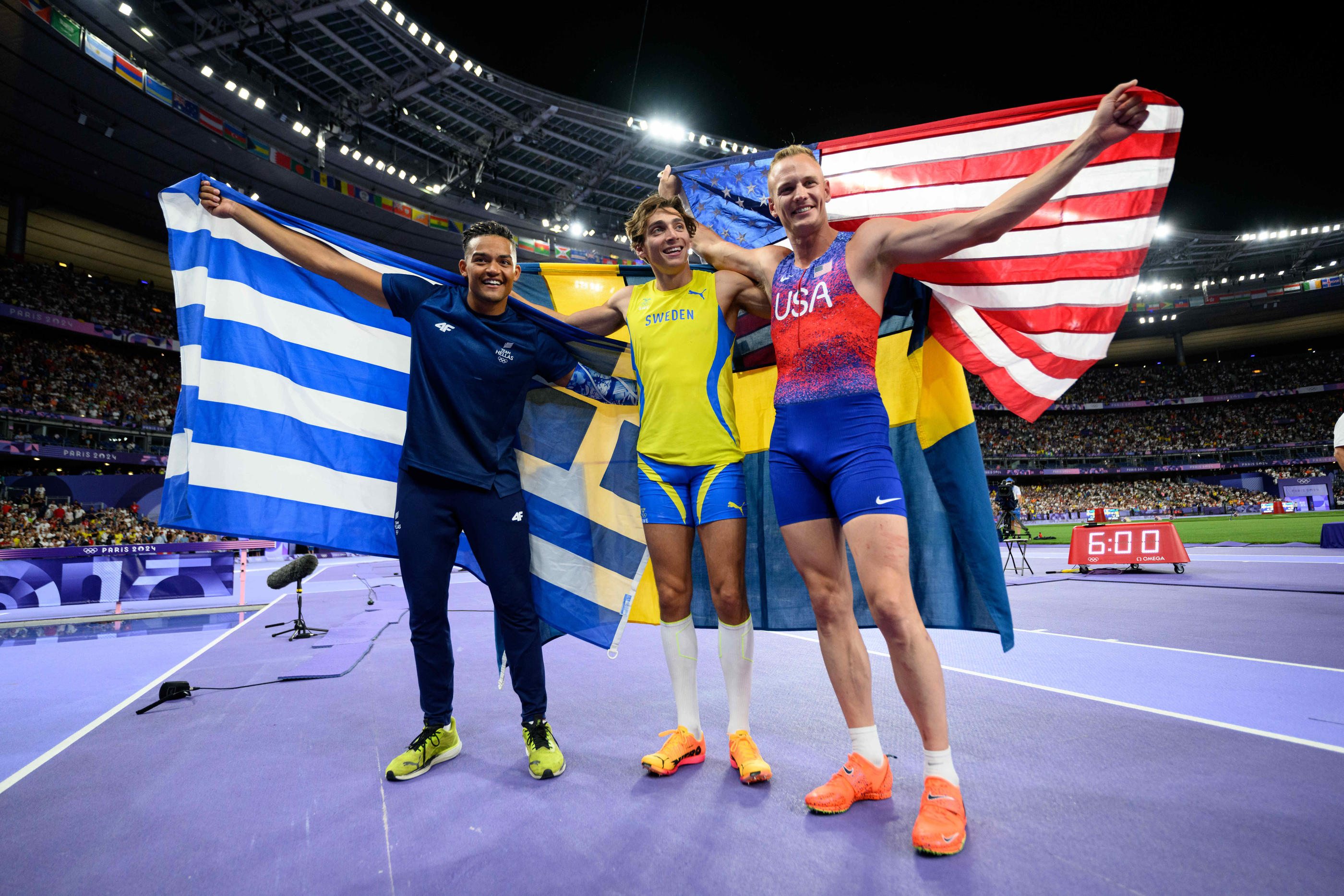 Lundi au Stade de France, le Grec Emmanouil Karalis et l'Américain Sam Kendricks ont partagé l'historique podium du second titre olympique d'Armand Duplantis. Icon Sport/Joel Marklund