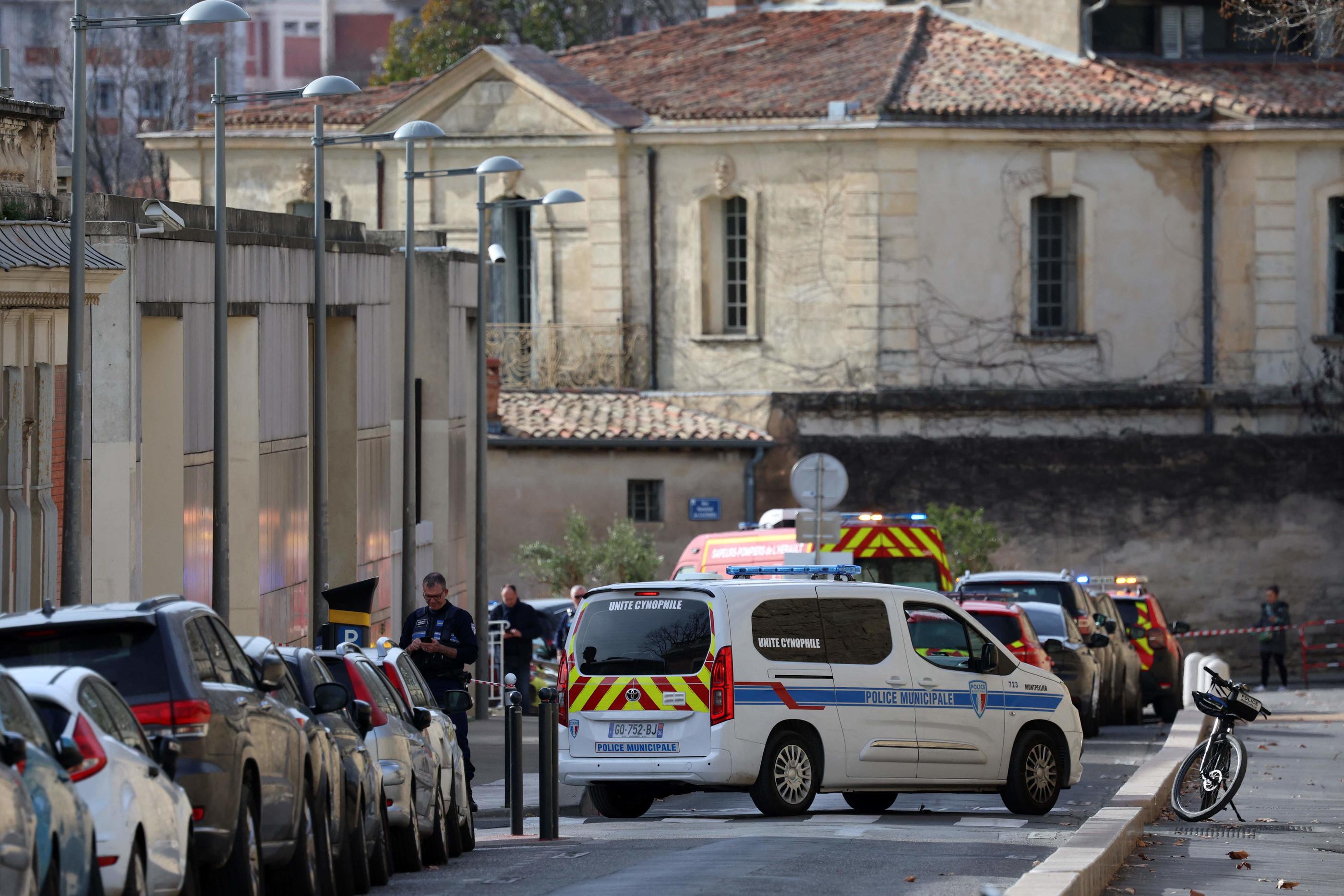 La police municipale se tient dans une zone bouclée autour du tribunal judiciaire de Montpellier. AFP/Pascal Guyot