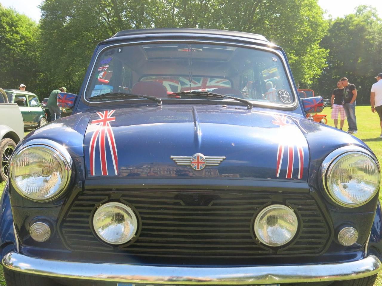 Le Royaume-Uni est à l’honneur ce week-end dans la cour du château de Trilbardou, où plus de 200 Mini Austin sont réunies.