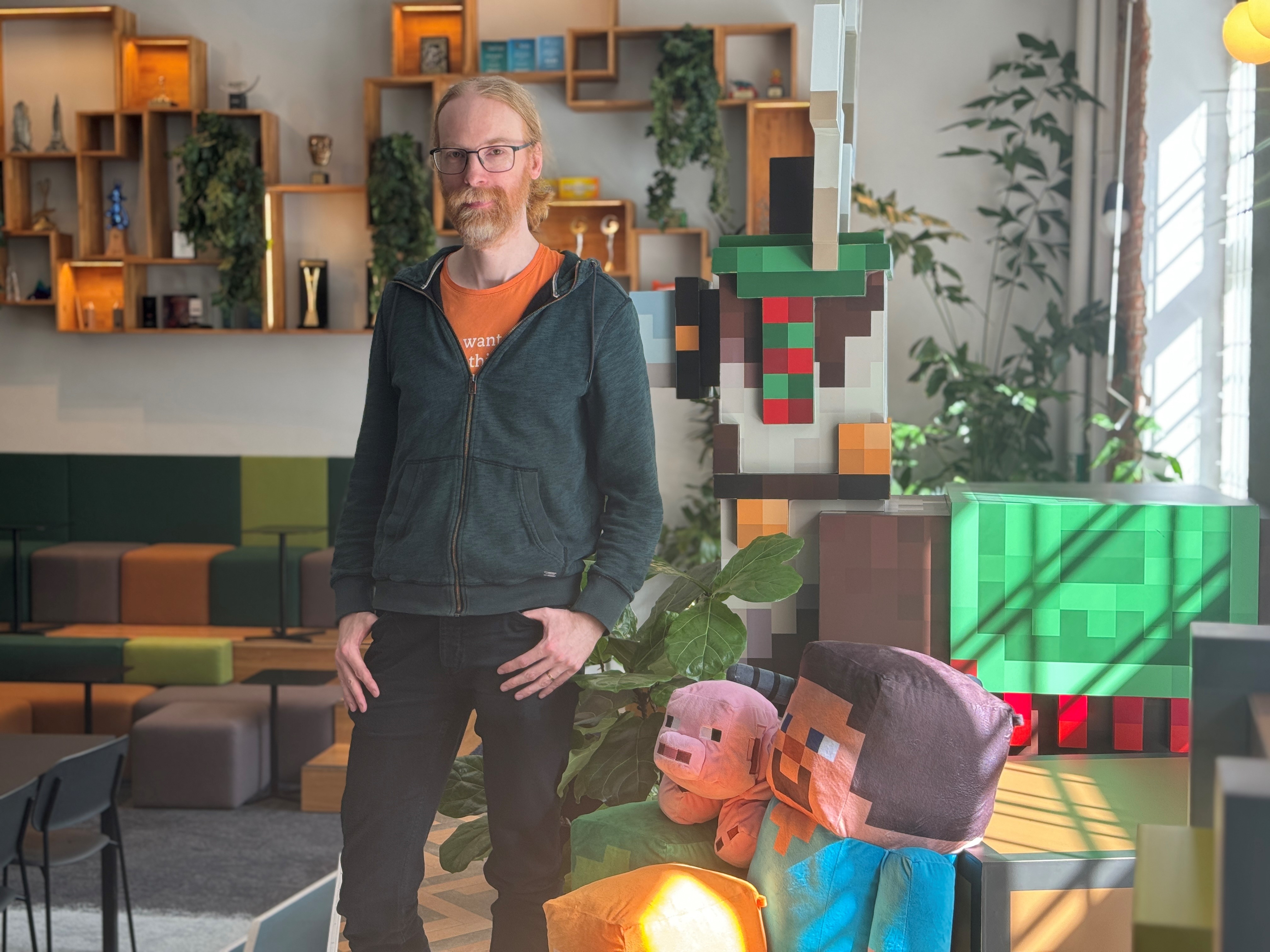 Jens Bergensten, qui supervise le développement du jeu depuis 2011, prend la pose au milieu des produits dérivés exposés dans les locaux de Mojang Studios à Stockholm, berceau historique de Minecraft. LP/Damien Licata Caruso