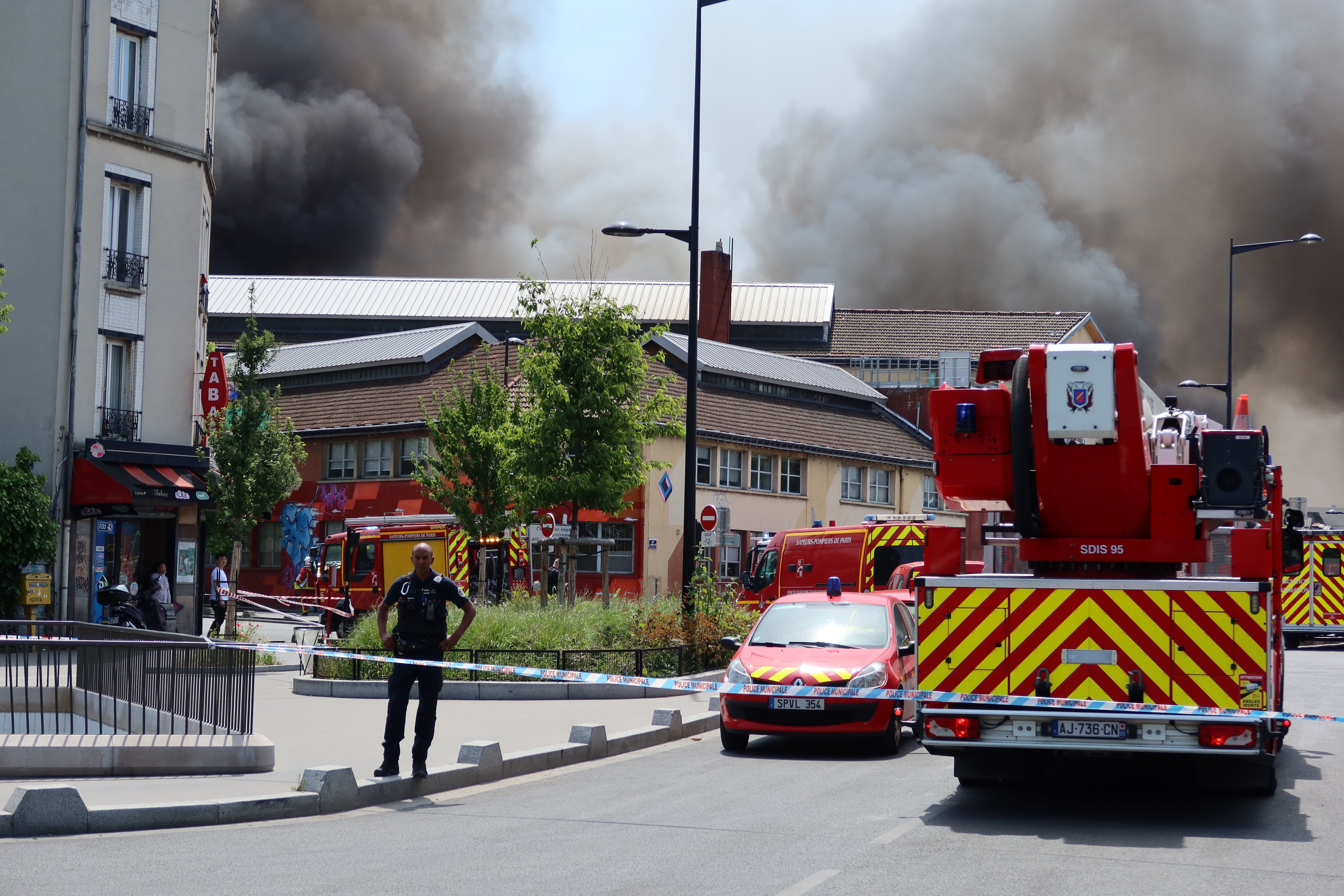 Aubervilliers (Seine-Saint-Denis), le 30 mai 2023. De nombreux pompiers étaient intervenus sur place pour éteindre l'incendie visible des kilomètres à la ronde. LP/Alexandre Arlot