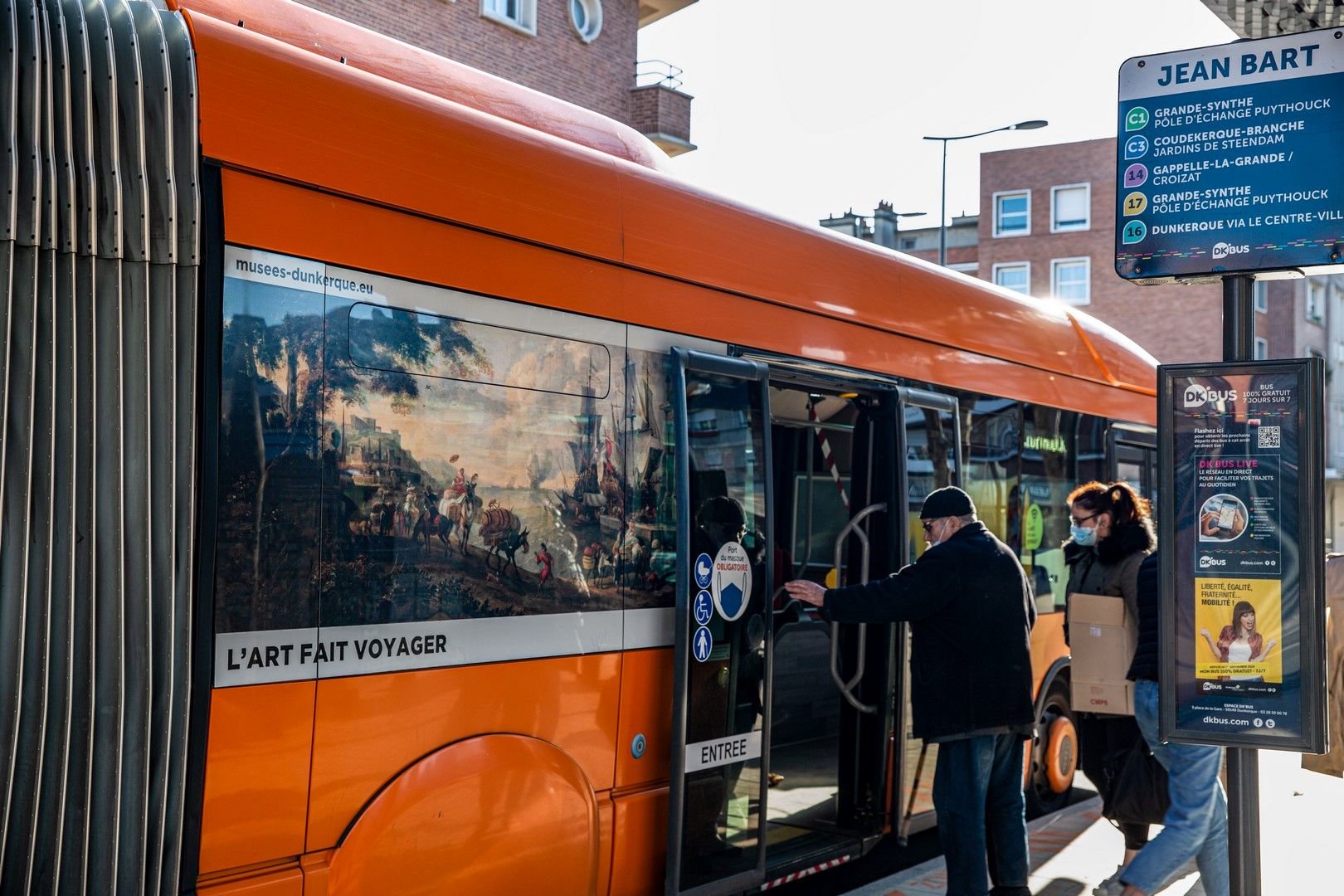 A Dunkerque (Nord), les œuvres d’art s’affichent sur les bus urbains. Ici, le tableau d’Hendrich Van Minderhout :  « Vue d’un port d’Orient » (1688). DR/DK'BUS