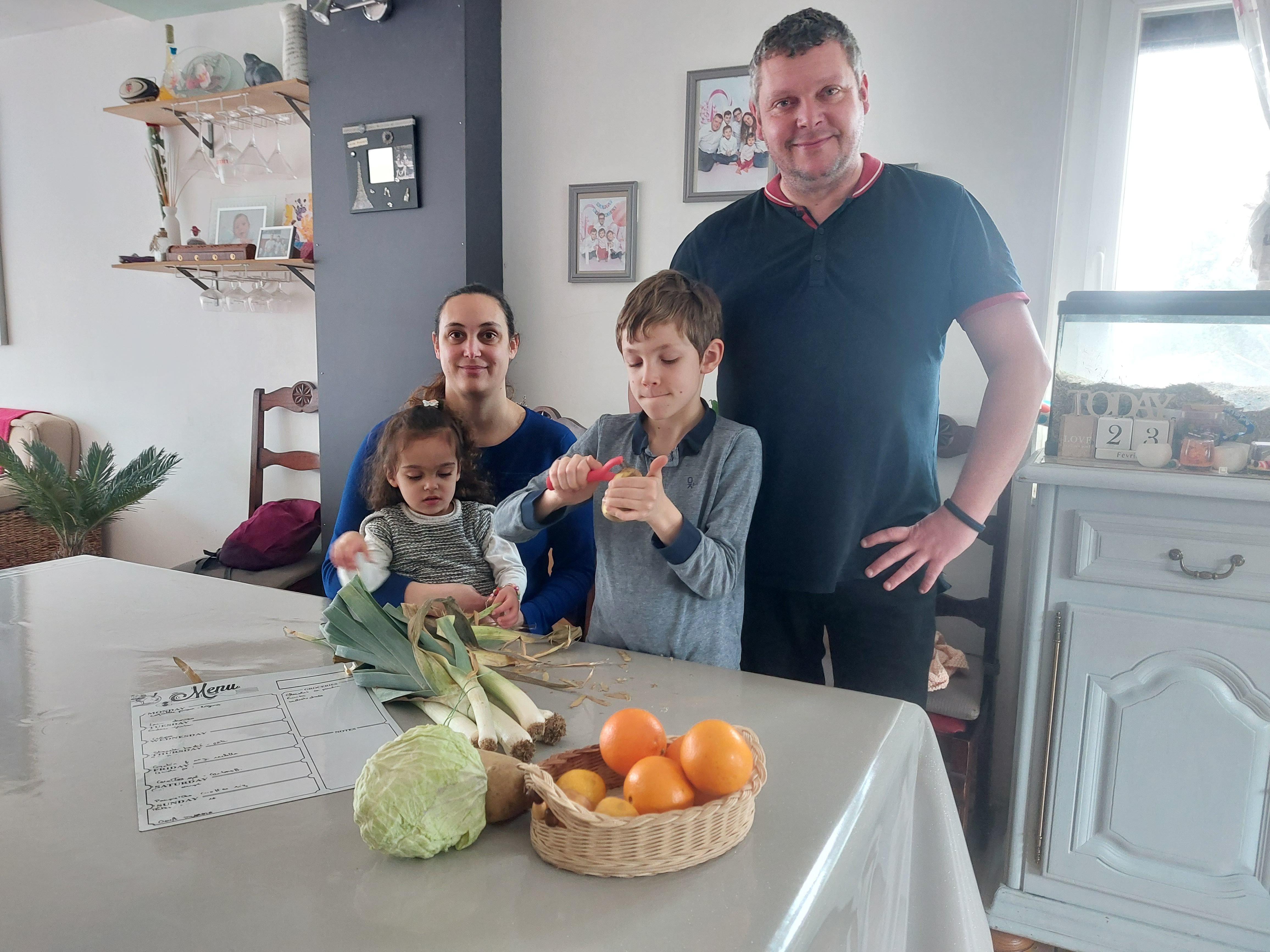 Aurélie, Térence et leurs enfants se sont lancés dans le défi et mangent davantage de légumes bio. LP/Faustine Léo