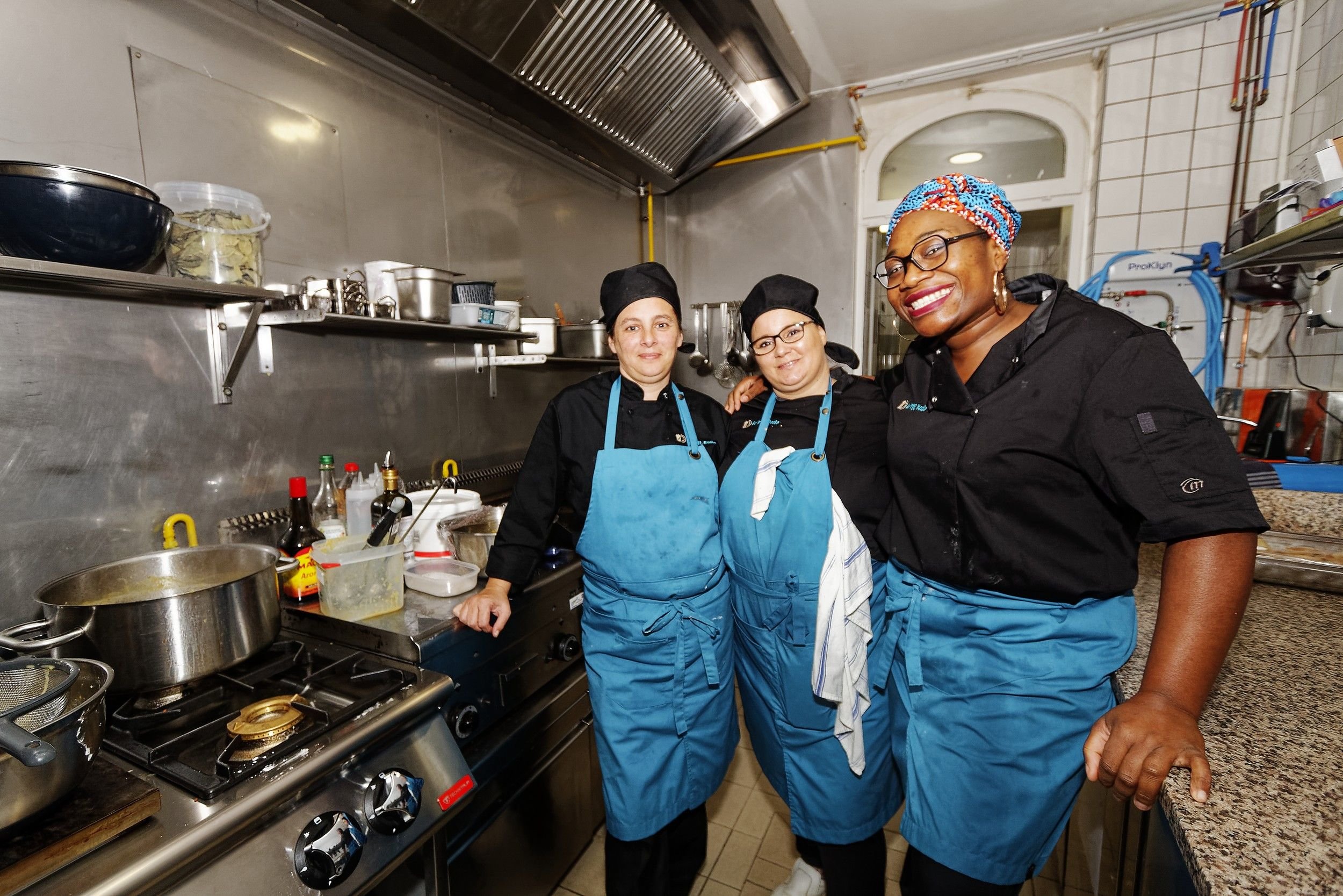 Ornella Ndondo (à droite) gère la cuisine avec Céline et Ana. #PRESSE30