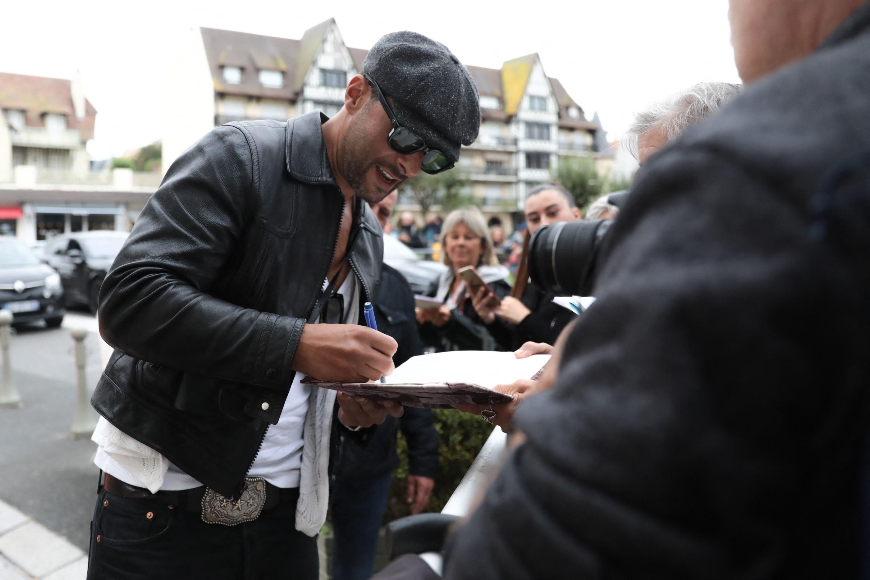 Le chanteur français Maxime Nouchy, plus connu sous le nom de Yodelice, lors de son arrivée à Deauville dans le cadre du Festival du film américain, le 1er septembre. AFP/Lou Benoist
