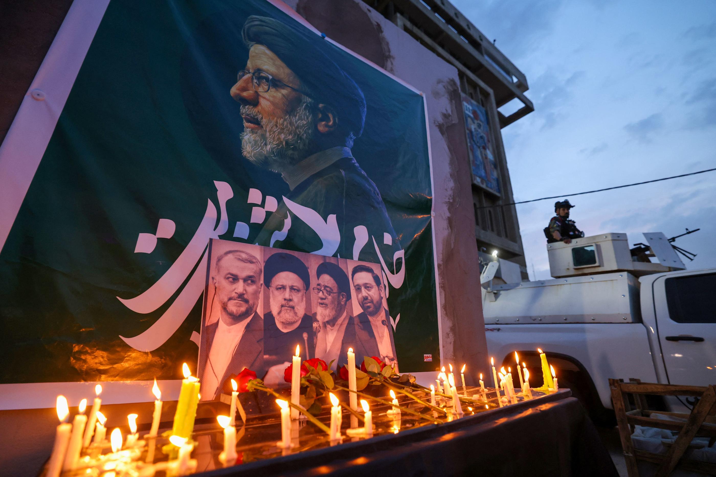 L'ambassade d'Iran à Bagdad décorée avec des bougies et une image du président décédé Ebrahim Raïsi, le 20 mai. AFP/AHMAD AL-RUBAYE