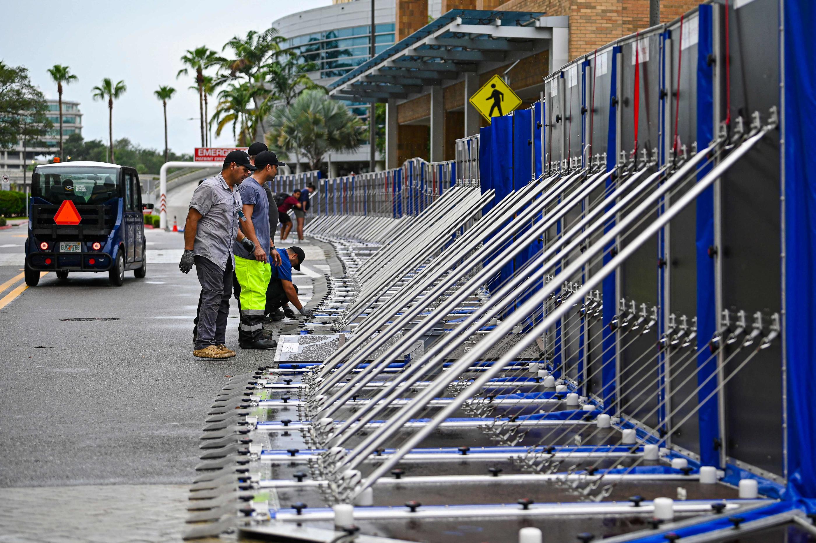 Des ouvriers installent une clôture pour empêcher la propagation d'inondations dans l'hôpital de Tampa, en Floride, le 29 août 2023. AFP/Miguel J. Rodriguez Carrillo
