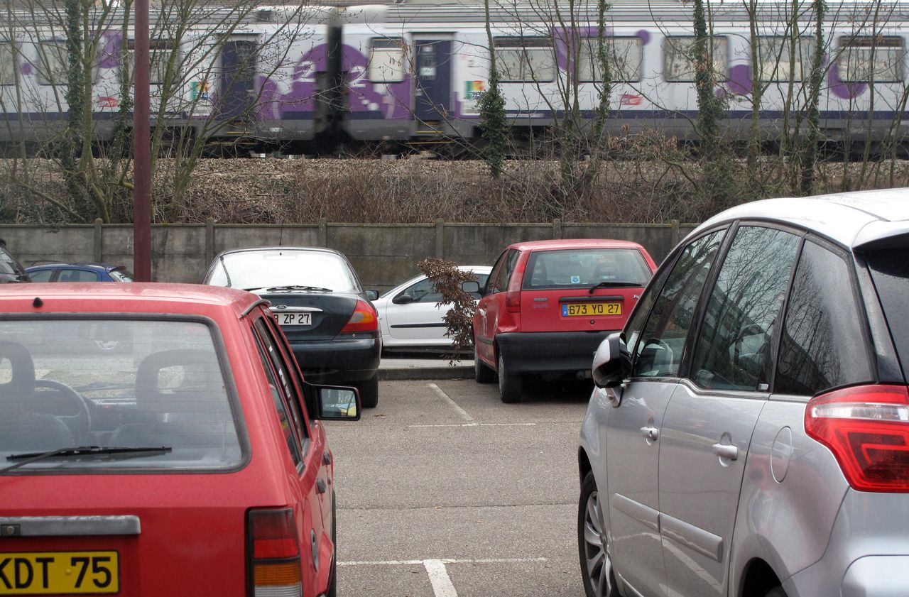 <b></b> Bonnières-sur-Seine, archives. Depuis des années, le parking de la gare est saturé, notamment en raison de la présence de véhicules venus de l’Eure voisine. 