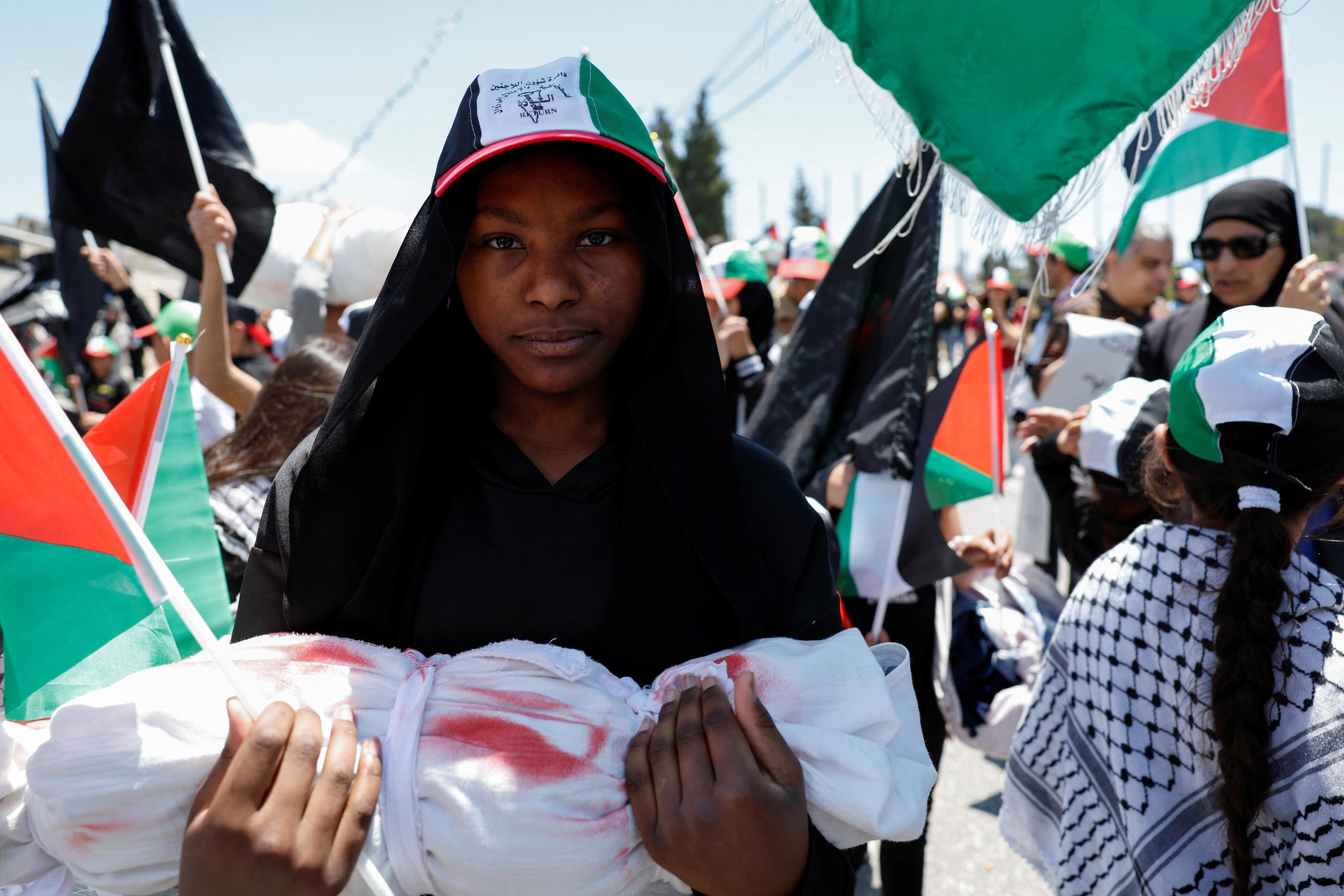 Un Palestinien tient la représentation d'une victime palestinienne lors dune manifestation pour marquer le 76e anniversaire de la Nakba, la « catastrophe ».
REUTERS/Mohamad Torokman
