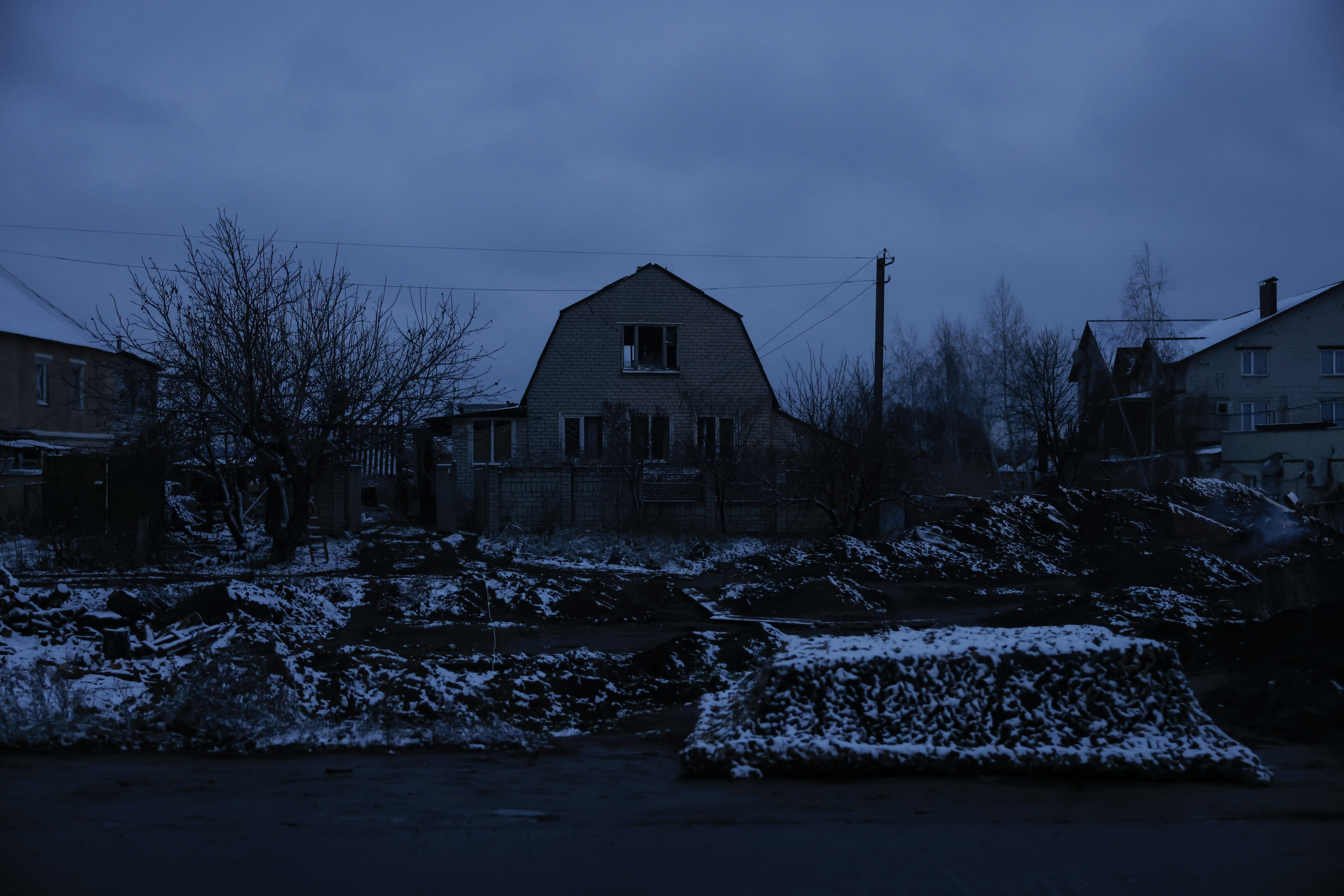Près de Kharkiv (Ukraine), le 16 novembre. De nombreux villages bombardés dans l'Est de l'Ukraine sont plongés dans le noir lorsque la nuit tombe. LP/Olivier Corsan