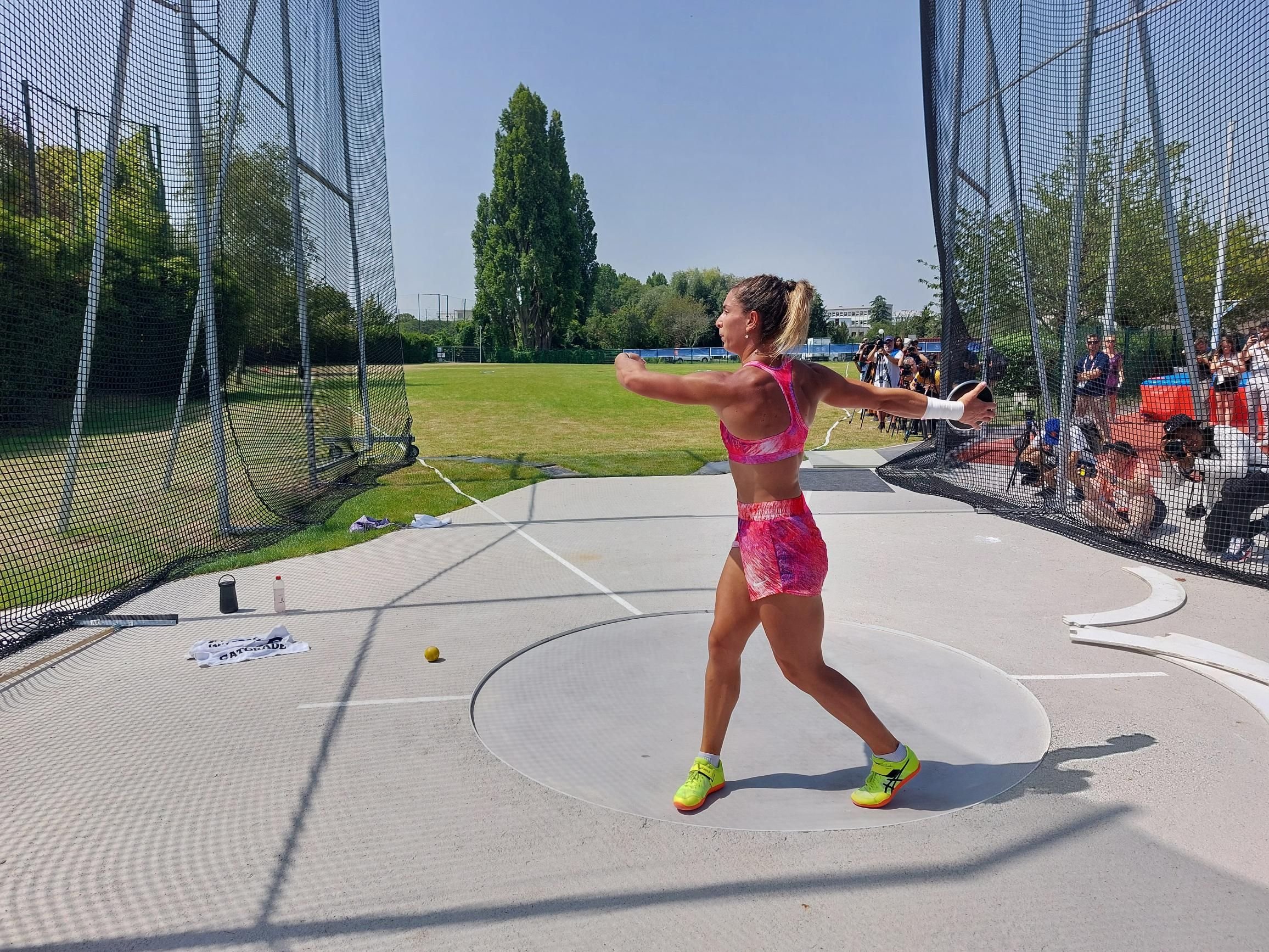 Eaubonne, le 30 juillet. La championne olympique du lancer du disque Valérie Allman à l'entraînement, à Athletica. LP/Christophe Lefèvre