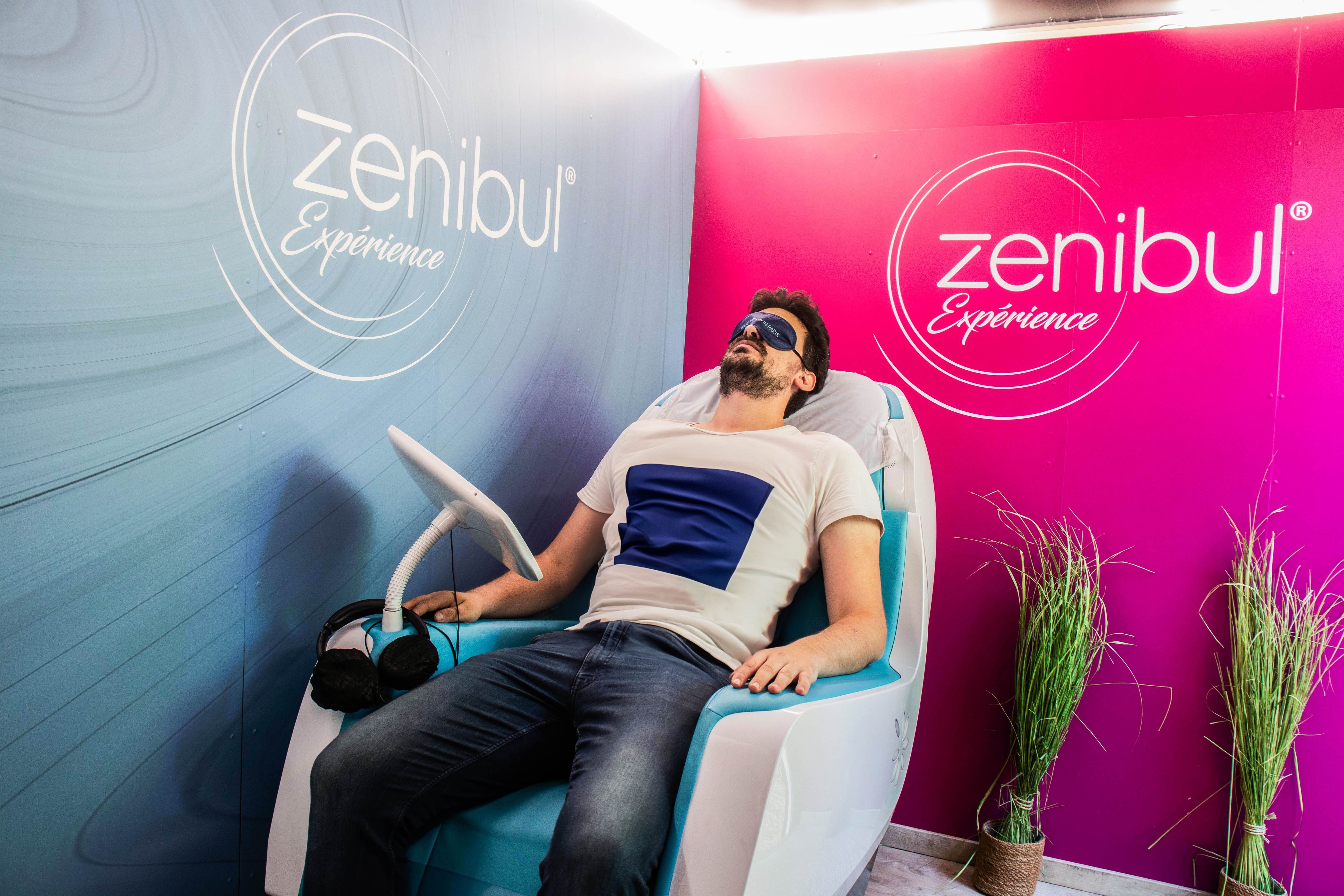 L'entreprise de bien-être Zenibul se déplace avec un camion et une bulle pour proposer aux salariés des activités de relaxation et des séances de luminothérapie. DR