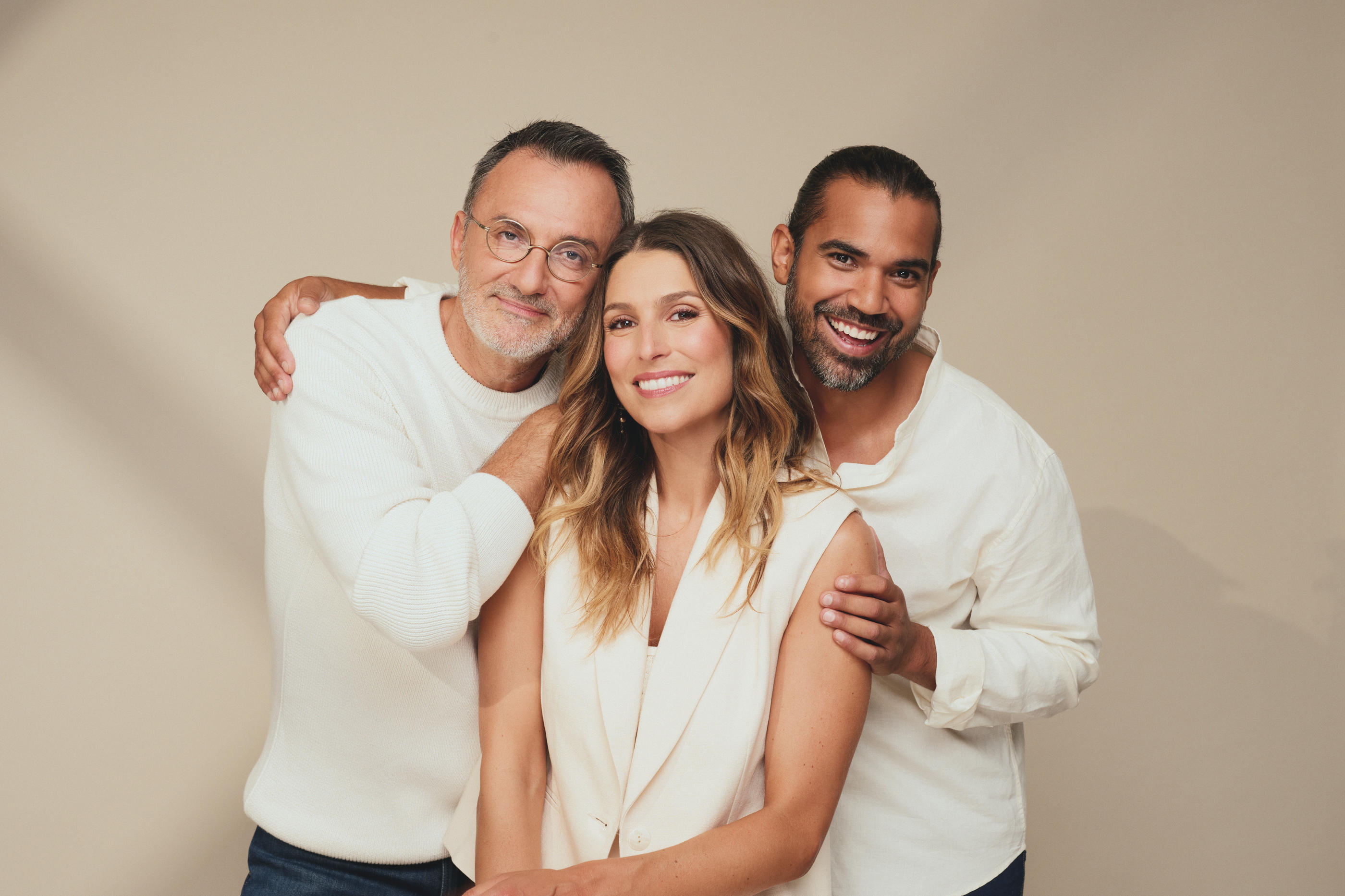 Frederic Lopez avec Laury Thilleman et Samuel Ostiguy (de gauche à droite) qui vont succéder à Raphaël de Casabianca dans « Terre inconnue ». France Télévisions/Bertrand Noel