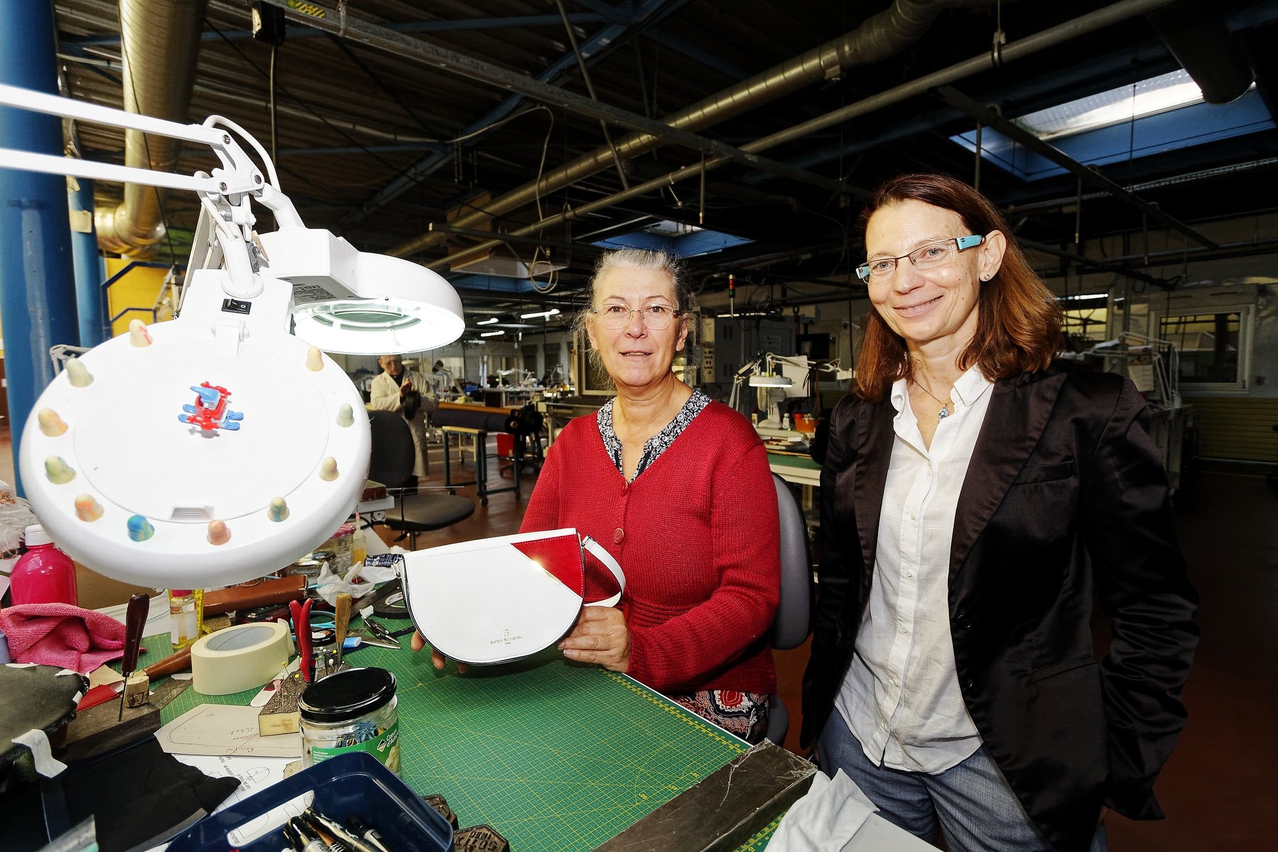 Chez APM Entreprises à Evreux (Eure), Viviane (à gauche) fabrique les sacs à main de luxe en néo-cuir de maïs dessinés par Pascale Bonnamour. #PRESSE30
