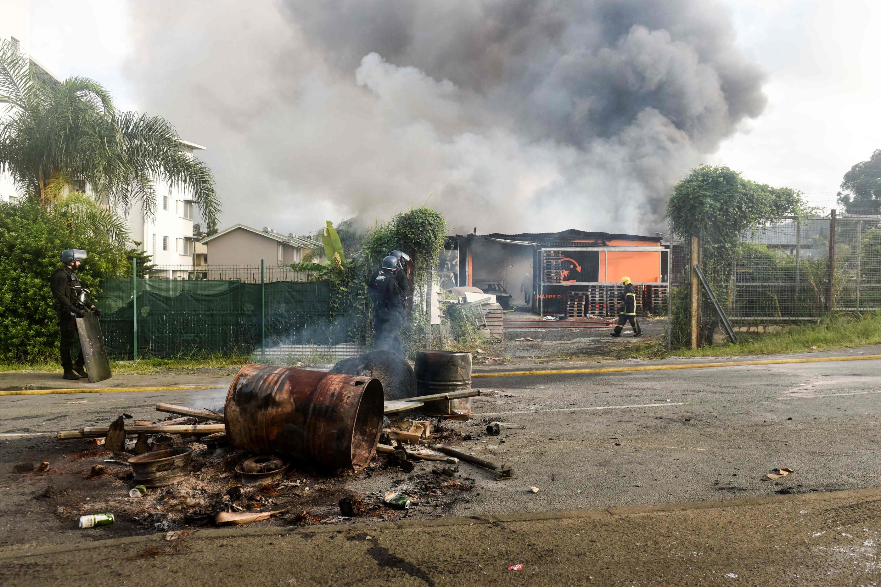 Les obstacles enflammés disposés sur les routes du Grand Nouméa pour entraver l'action des forces de l'ordre compliquent aussi les interventions des sapeurs-pompiers. AFP/Mathurin Derel