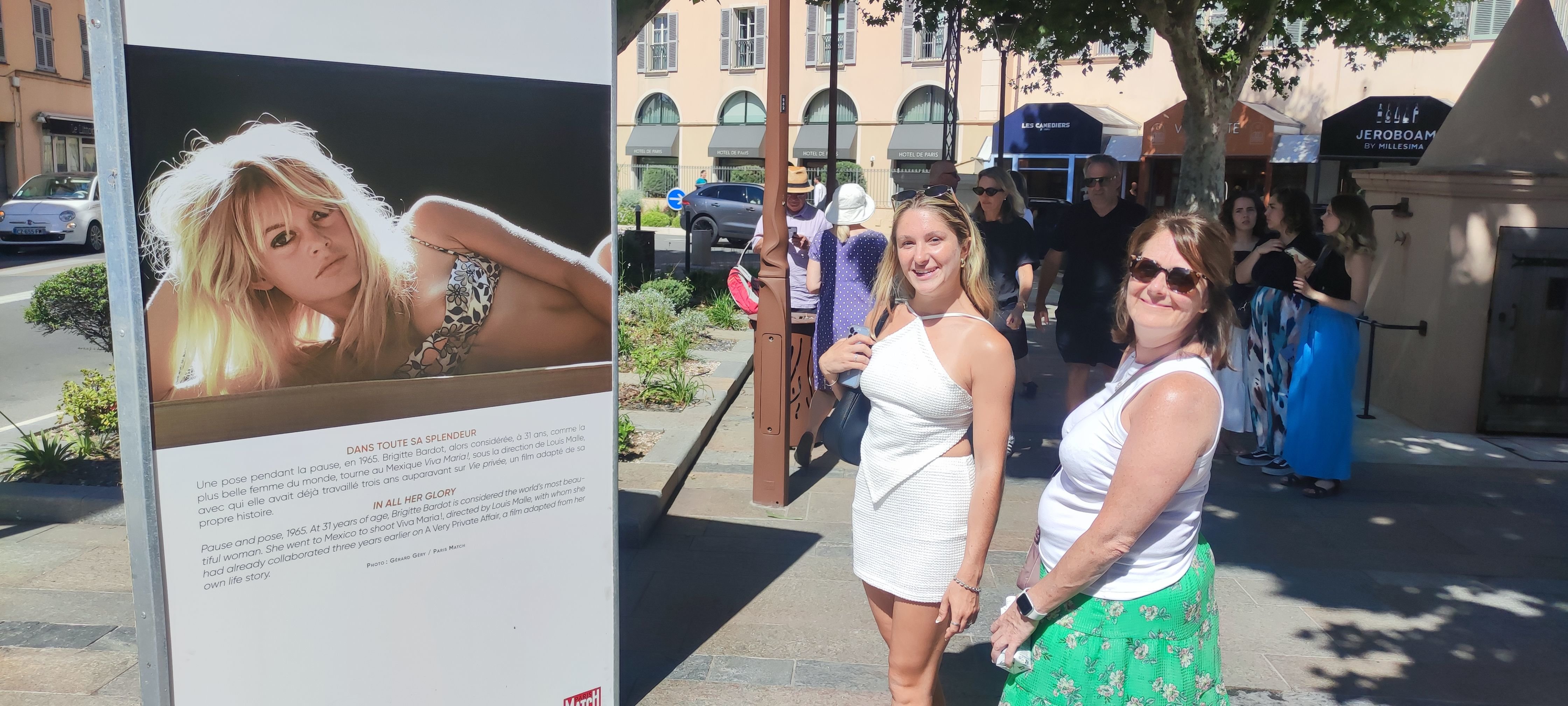 Saint-Tropez (Var), vendredi 5 juillet. Beth et sa mère Jenny, venus des États-Unis, connaissent bien Brigitte Bardot, «la plus belle femme du monde». LP/Diane Andrésy