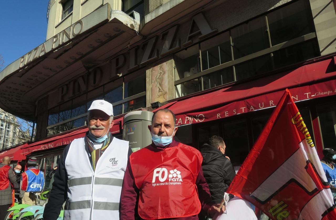 <b></b> José Luis Gomes et Samir Chteoui travaillent depuis plus de 30 dans la maison Pizza Pino, une institution des Champs-Elysées aujourd’hui menacée.