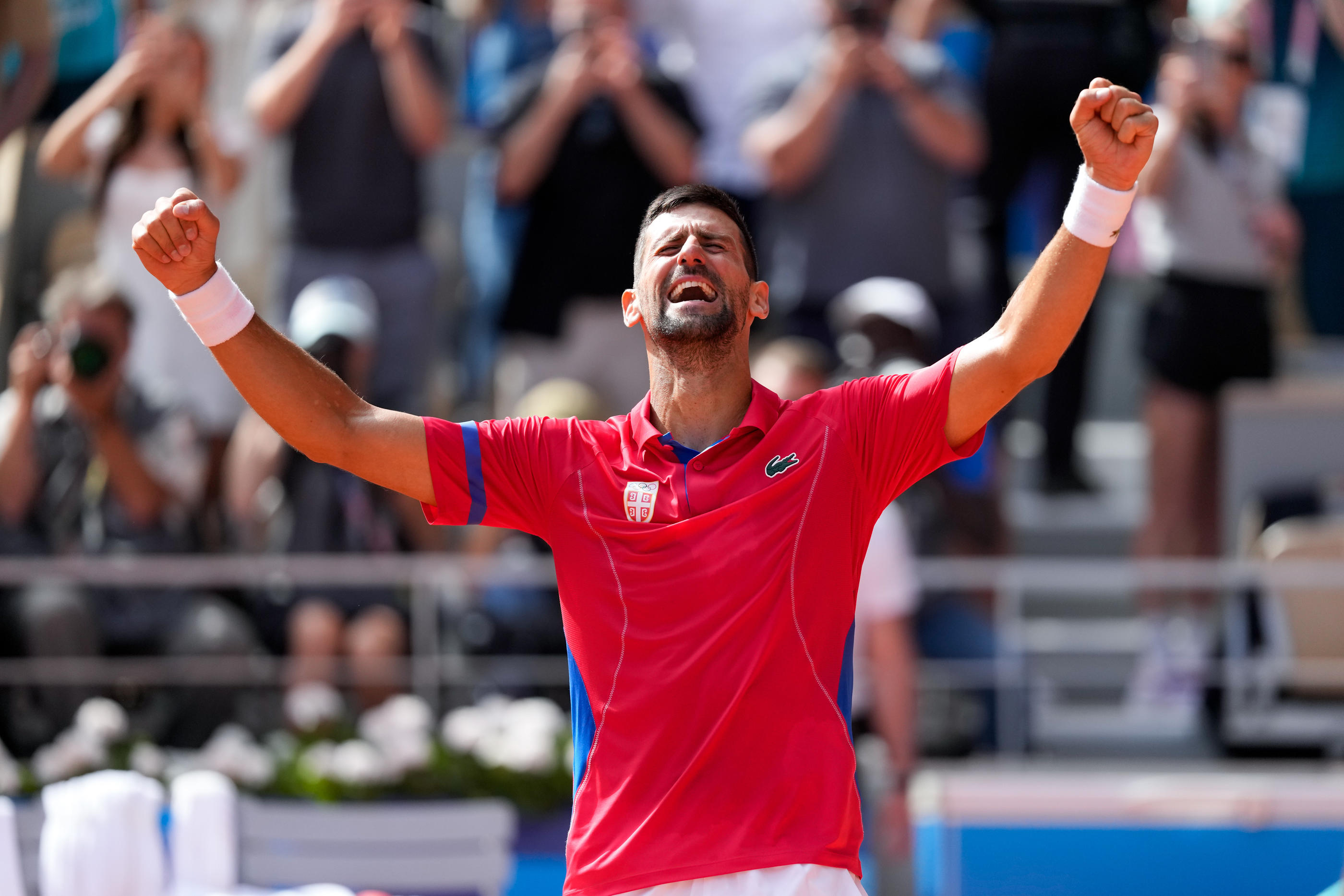 Au terme d'un match maîtrisé de bout en bout, Novak Djokovic a versé des larmes sur le court Philippe-Chatrier après sa finale remportée face à Carlos Alcaraz. Icon Sport