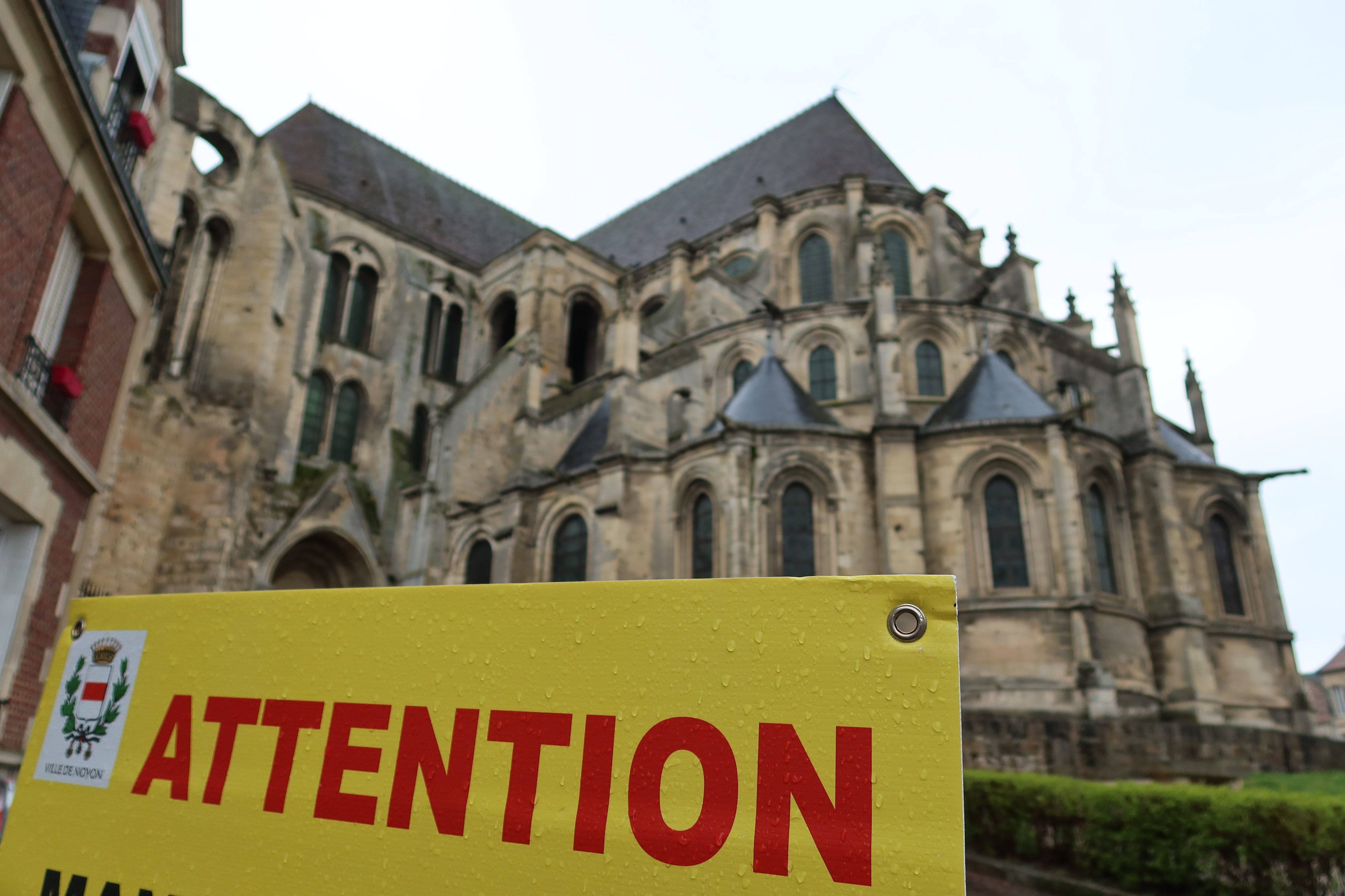 Noyon (Oise), dimanche 19 mars. Depuis la chute de certains éléments, la mairie a pris un arrêté pour établir un périmètre de sécurité autour d'une partie de la cathédrale. LP/S.G.