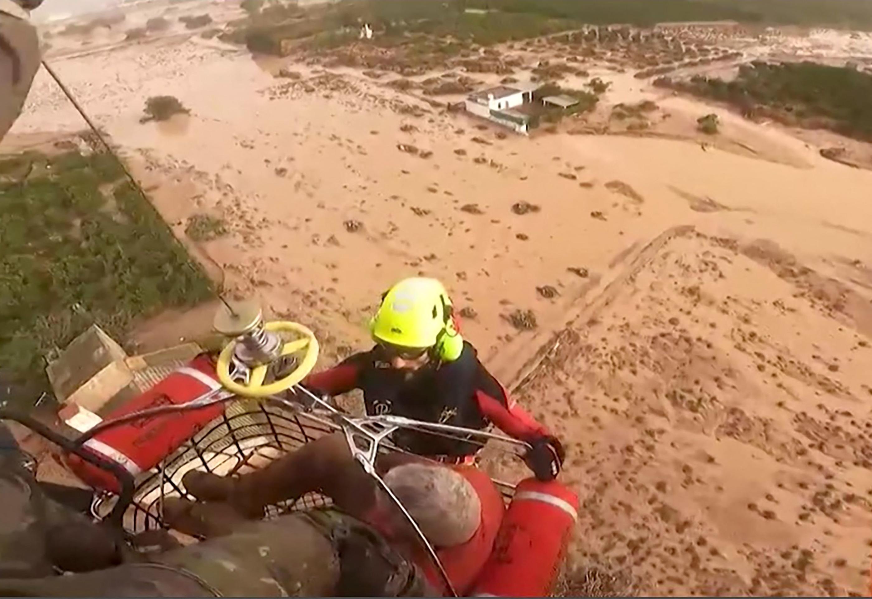 Un sauveteur évacue un homme après les inondations dans la région de Valence, en Espagne. AFP