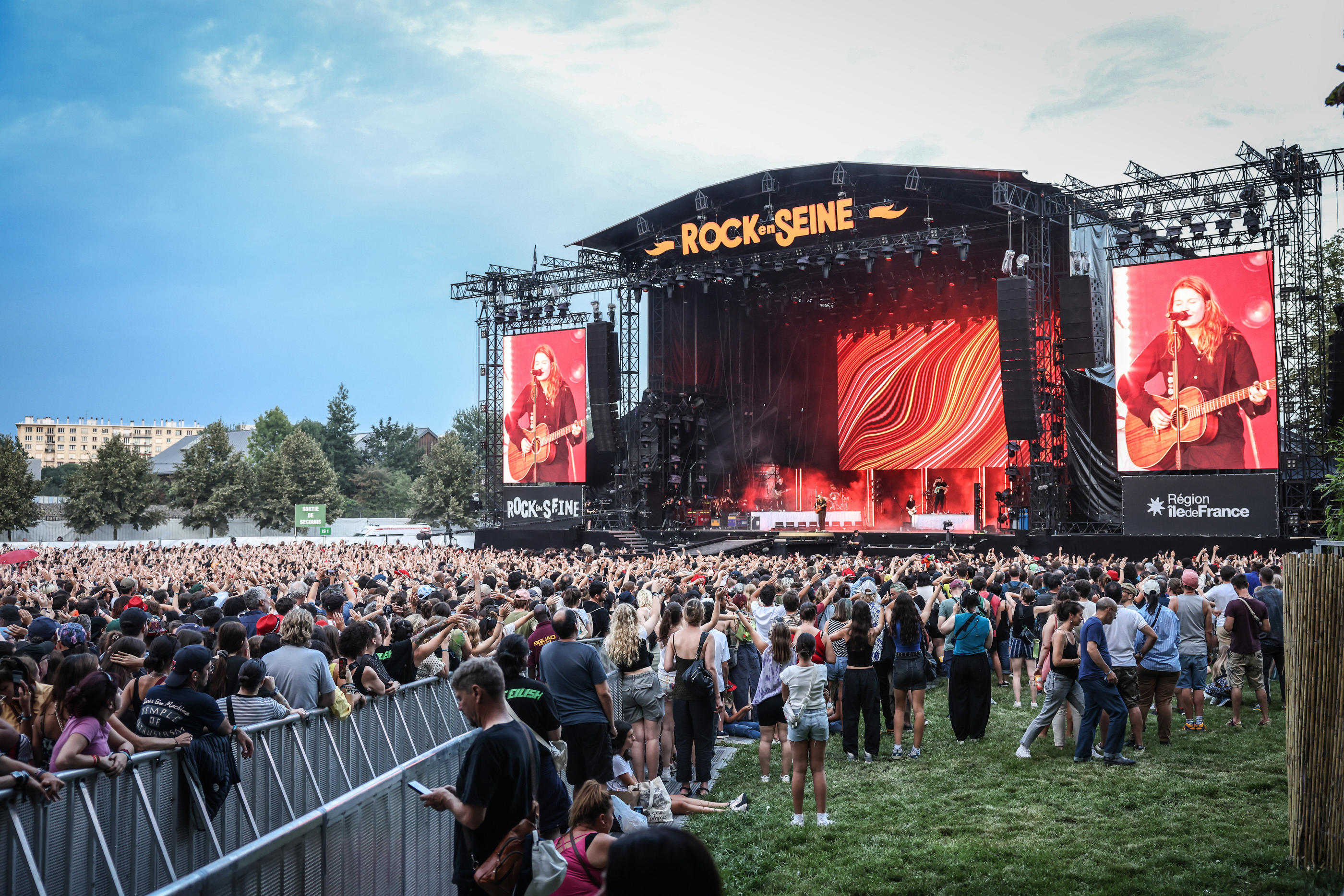Rock en Seine : 15 millions de subventions en 20 ans, et un « Fuck Marine Le Pen » affiché en plein concert