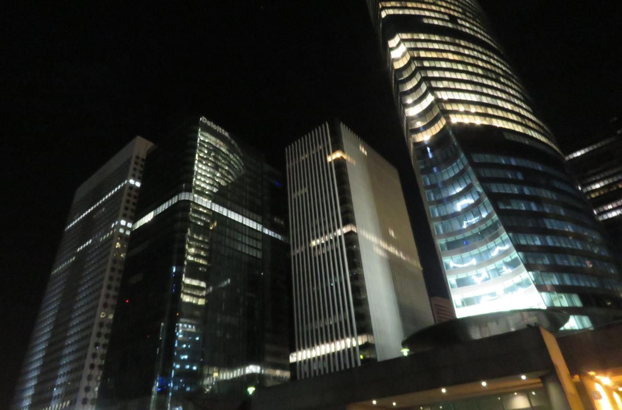<b></b> La Défense, mardi 23 mars. Les tours du quartier d'affaires et de nombreux bureaux sont encore allumés en pleine nuit. 