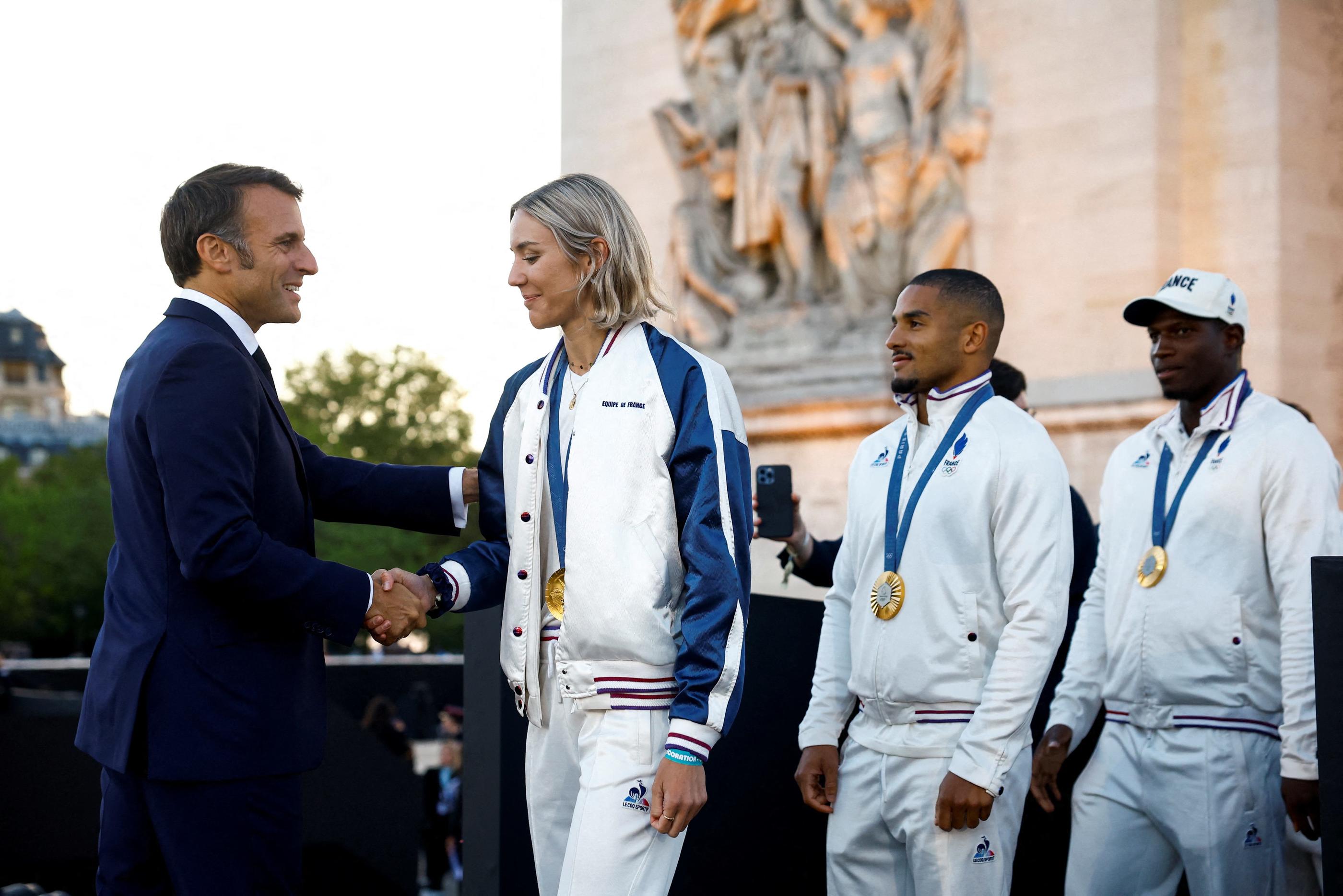 Emmanuel Macron salue Cassandre Beaugrand durant la cérémonie de remise des décorations. SARAH MEYSSONNIER / POOL  MAXPPP OUT