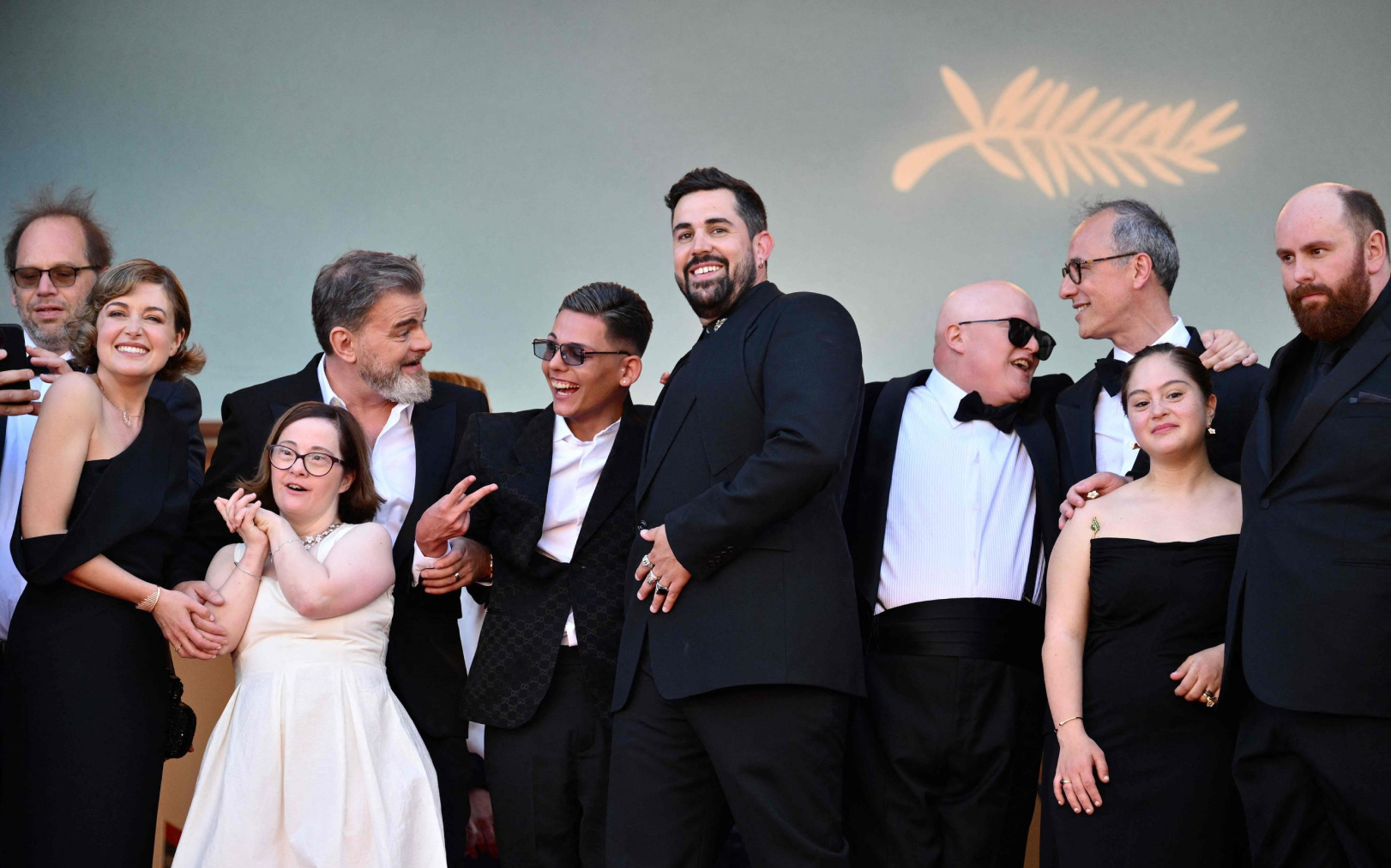 L’équipe du film « Un p'tit truc en plus », réalisé par Artus, au sommet des marches du 77ème festival de Cannes, le 22 mai 2024.