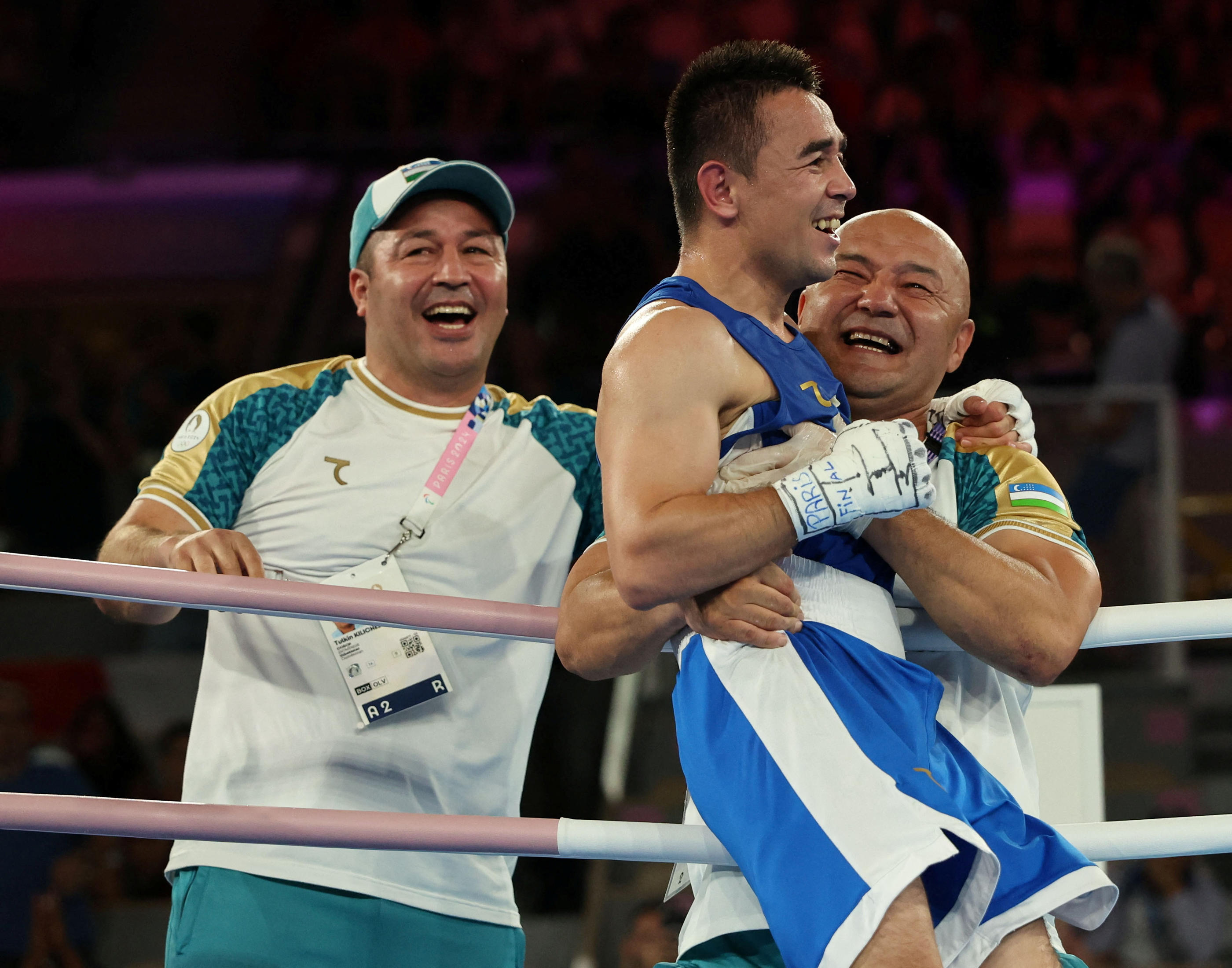 Tulkin Kilichev (en arrière plan à gauche) après la victoire de Hasanboy Dusmatov face au Français Billal Bennama. REUTERS/Maye-E Wong