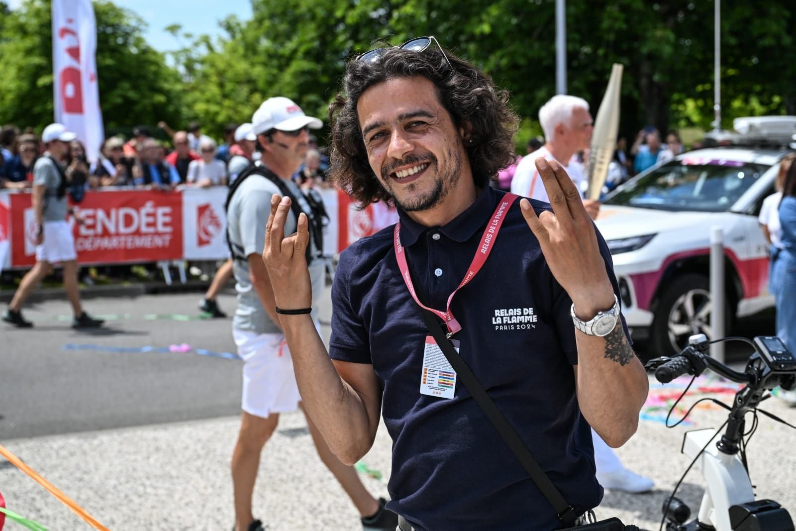 «Je suis fatigué mais j’aime ça», résume Shahram Ameri, qui pédale sur toutes les étapes du parcours. Il sera également bénévole lors des Jeux. Photo Paris 2024