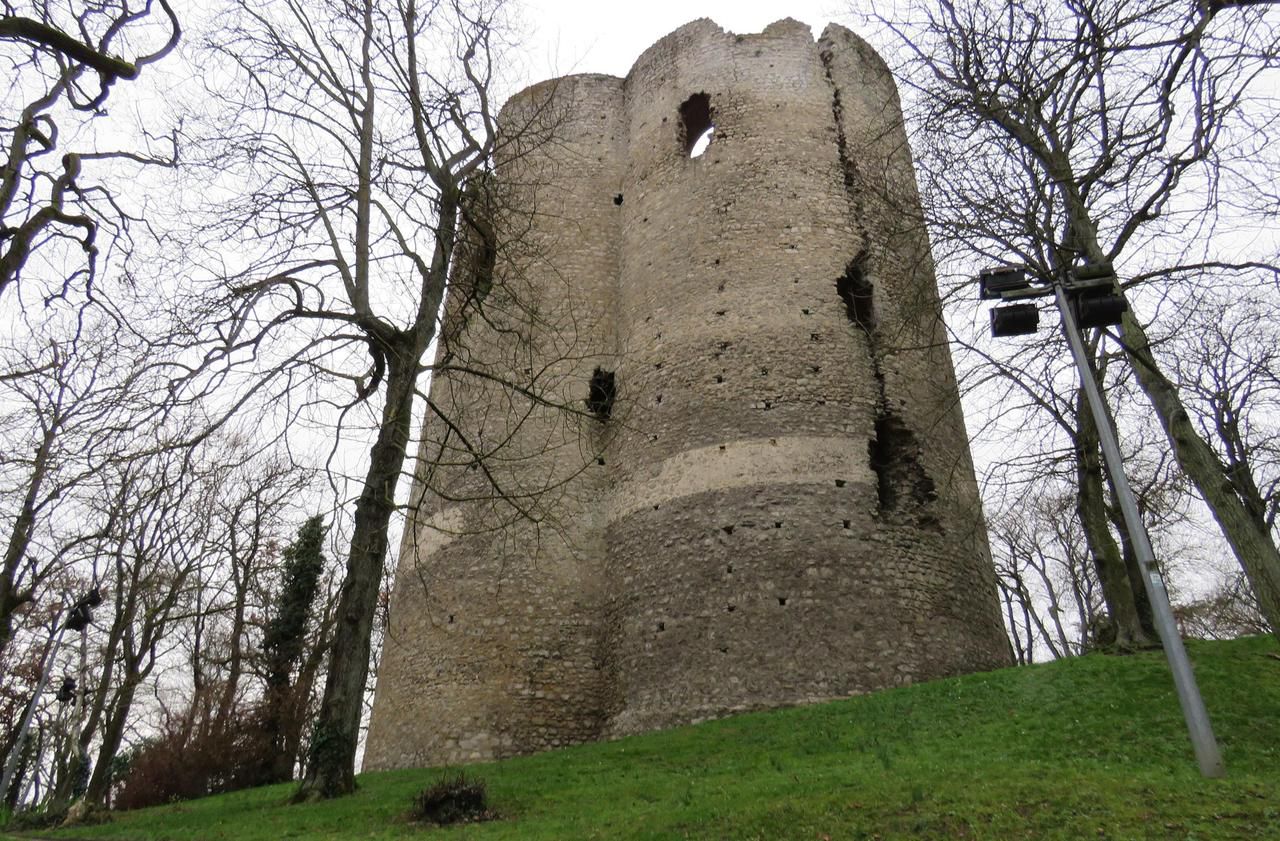 <b></b> Étampes, mercredi 15 janvier 2020. Construite au XIIe siècle, la tour de Guinette est le seul vestige du château royal d’Étampes.